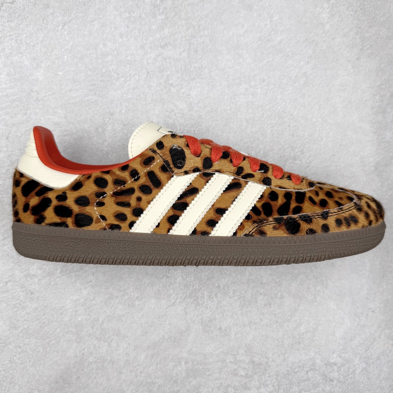 AD Original Samba OG 复古经典轻便板鞋 JI2734 口碑大厂出品 品控大底版型不断改良更新 全套原纸板楦头开发 确保原汁原味 完美呈现桑巴版型 一比一鞋头弧度高度鞋身弧度 此版本只针对中端市场 皮料材质有所更替 其他数据细节工艺流程均保持一致 绝不口嗨 细节品控鞋型随意对比 正确烫金高频细节 原装纳米超迁皮料 独家私模橡胶大底 原盒原配 这款桑巴鞋展示了高质量的工艺 带有装饰的超锁缝制和无缝的手感 柔软、柔软的皮革造型和标志性的3条纹完成了精致的外观 正规合身鞋带 鞋面上有绒面鞋垫 橡胶鞋底 享受正畸套筒软感 自50年代首次亮相以来就一直在赢得粉丝的青睐 尺码：35.5 36 36.5 37.5 38 38.5 39 40 40.5 41 42 42.5 43 44 44.5 45-选品中心