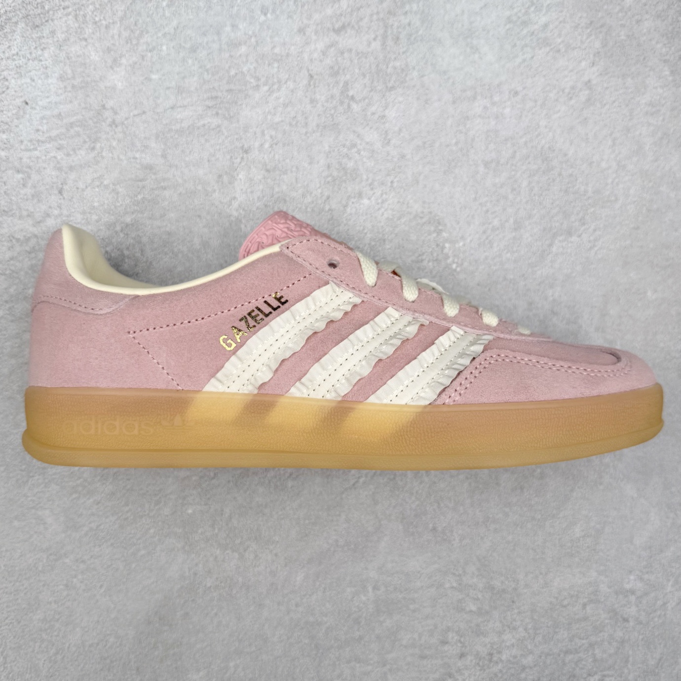 AD Gazelle Indoor Trainers 羚羊内训系列低帮复古百搭休闲运动德训风板鞋 JS1413 90年代经典的复刻版！自60年代以足球训练鞋面世以来,Gazelle就以其经典设计席卷全球。1991年版本的复刻,再造经典Gazelle。采用皮革打造,搭配浊色细节,让这款经典更加简约。尺码：36 36⅔ 37⅓ 38 38⅔ 39⅓ 40 40⅔ 41⅓ 42 42⅔ 43⅓ 44⅓ 44⅔ 45-选品中心