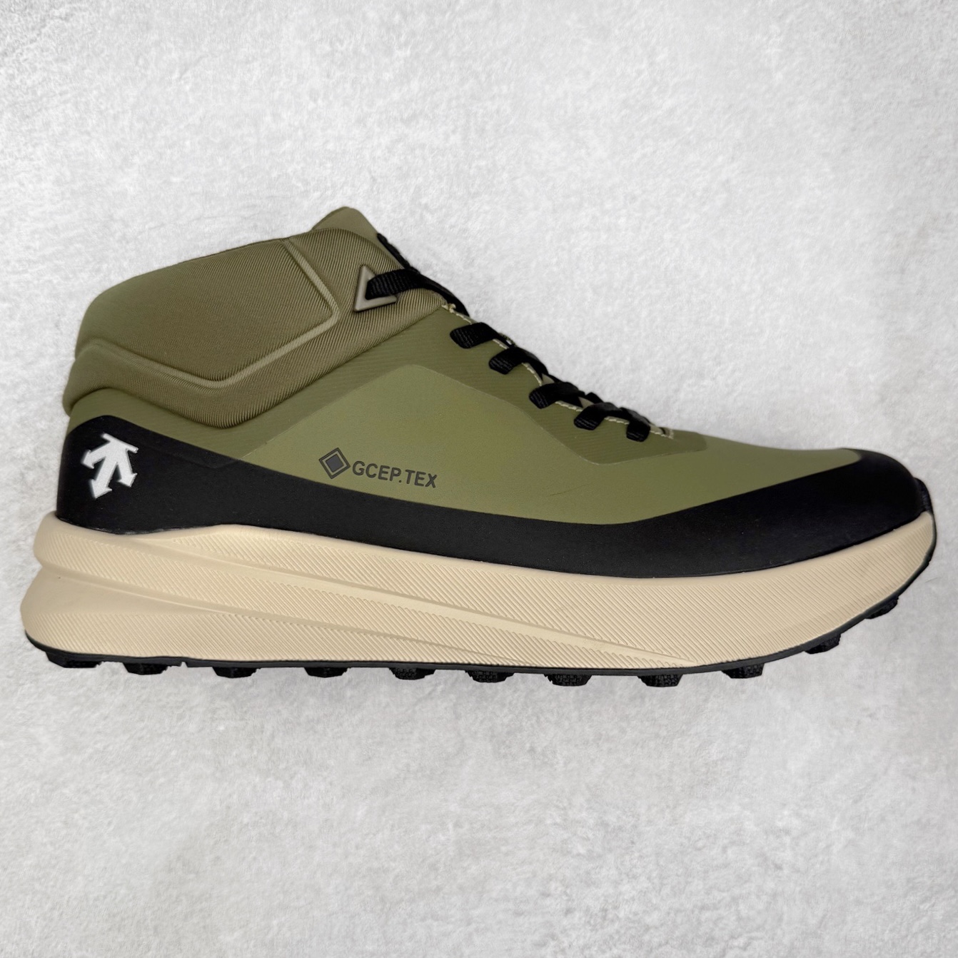 ＃HP 迪桑特DESCENTE Dualis GORE-TEX 时尚 防滑耐磨中帮生活休闲鞋 男款 DESCENTE（迪桑特）创立于1935年，品牌名取自法语词汇，意为“滑降”。品牌箭头标识代表滑雪的三种技术“高速直线滑行”、“穿越”和“侧滑”，也寓意品牌在打造高端专业运动产品中不断追求完美的创新精神，致力于成为中国高端专业滑雪、综训、女子、铁人三项、高尔夫的第一品牌。尺码：39 40 40.5 41 42 42.5 43 44 44.5 45-选品中心