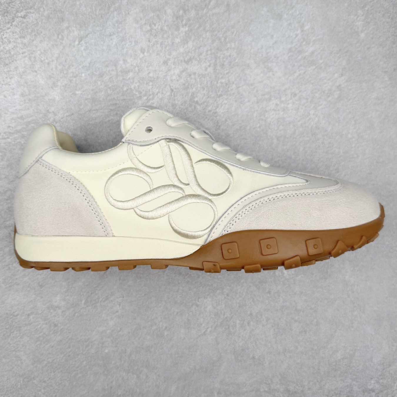 董洁代言 众多明星同款 新晋品牌 #潮流爆款 真美诗joypeace 小彩蛋 city walk选手 时尚单品 精美花纹刺绣 防滑棋盘厚底 德训鞋 阿甘鞋低帮生活休闲鞋 #釆用今年最流行的全手工拉帮工艺成型 反绒牛皮拼接鞋面材质 鞋身原装高密度防刮尼龙面料,极好柔软效果 德训鞋界的白月光 长时间走路和站立都不累脚 不管怎么搭配都好看 尺码:35 36 37 38 39 40-选品中心