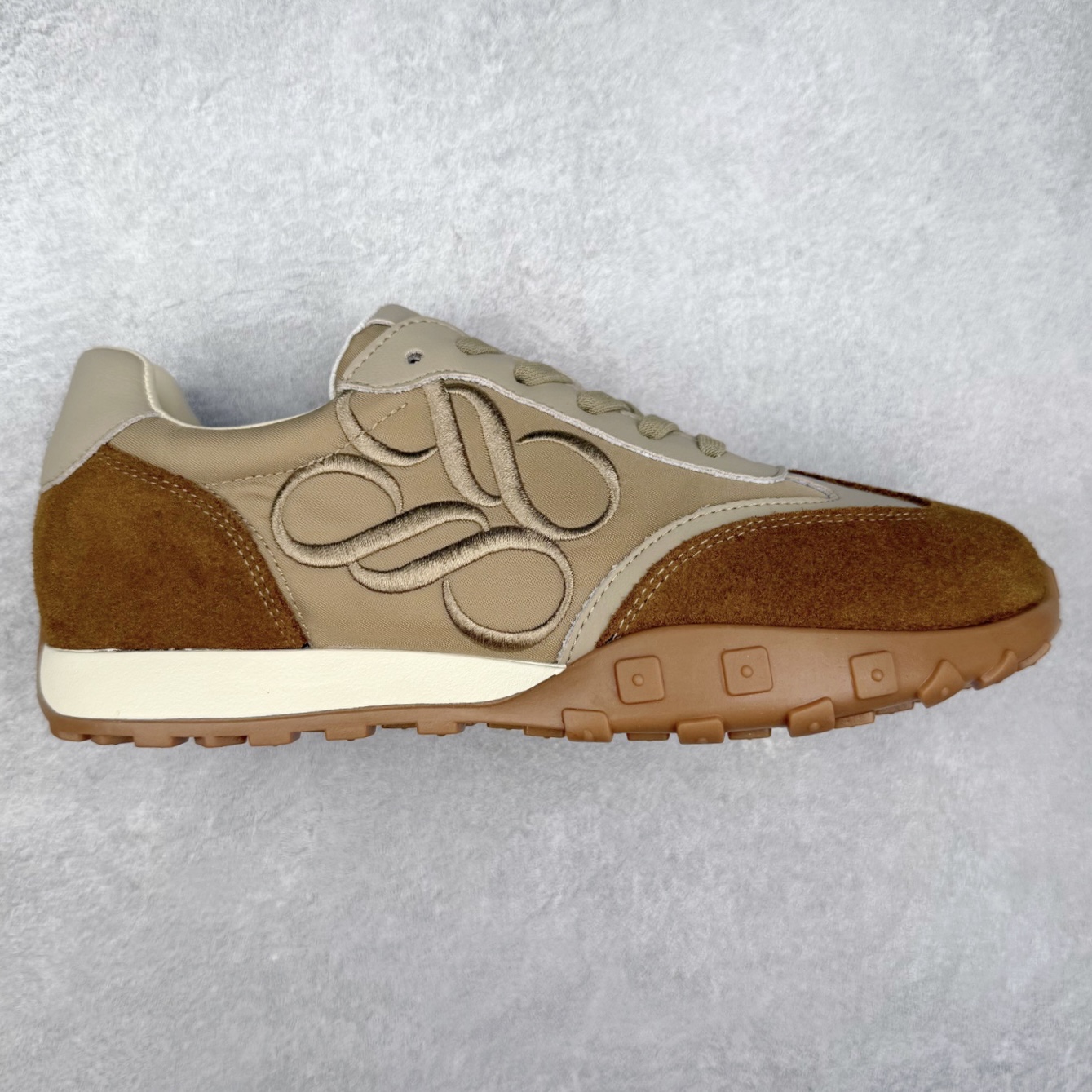 董洁代言 众多明星同款 新晋品牌 #潮流爆款 真美诗joypeace 小彩蛋 city walk选手 时尚单品 精美花纹刺绣 防滑棋盘厚底 德训鞋 阿甘鞋低帮生活休闲鞋 #釆用今年最流行的全手工拉帮工艺成型 反绒牛皮拼接鞋面材质 鞋身原装高密度防刮尼龙面料,极好柔软效果 德训鞋界的白月光 长时间走路和站立都不累脚 不管怎么搭配都好看 尺码：35 36 37 38 39 40-选品中心