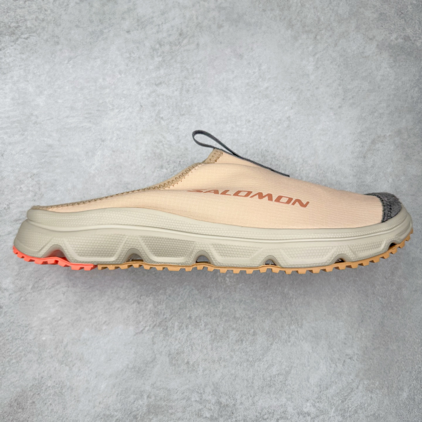 ＃HP SALOMON萨洛蒙 RX Slide 3.0 CANVAS 舒适柔软 防滑包头拖鞋 男女同款 SALOMON诞生于1947年的法国阿尔卑斯山区，全球知名的户外运动品牌。一直致力于推动滑雪、越野跑等山地运动的发展及产品的进步。其产品设计致力于追求创新和发掘产品的性能极限，帮助喜欢自由的人在山地间不断挑战自我。实拍调校N版已经零色差零失真 百分百还原实物色彩所见即所得 不存在货不对板色差等低级问题 选购参考实物拍摄 不混卖不参货 只用心做好货严格选品 承诺混一赔十 尺码：36 36.5 37.5 38 38.5 39 40 40.5 41 42 42.5 43 44 44.5 45-选品中心