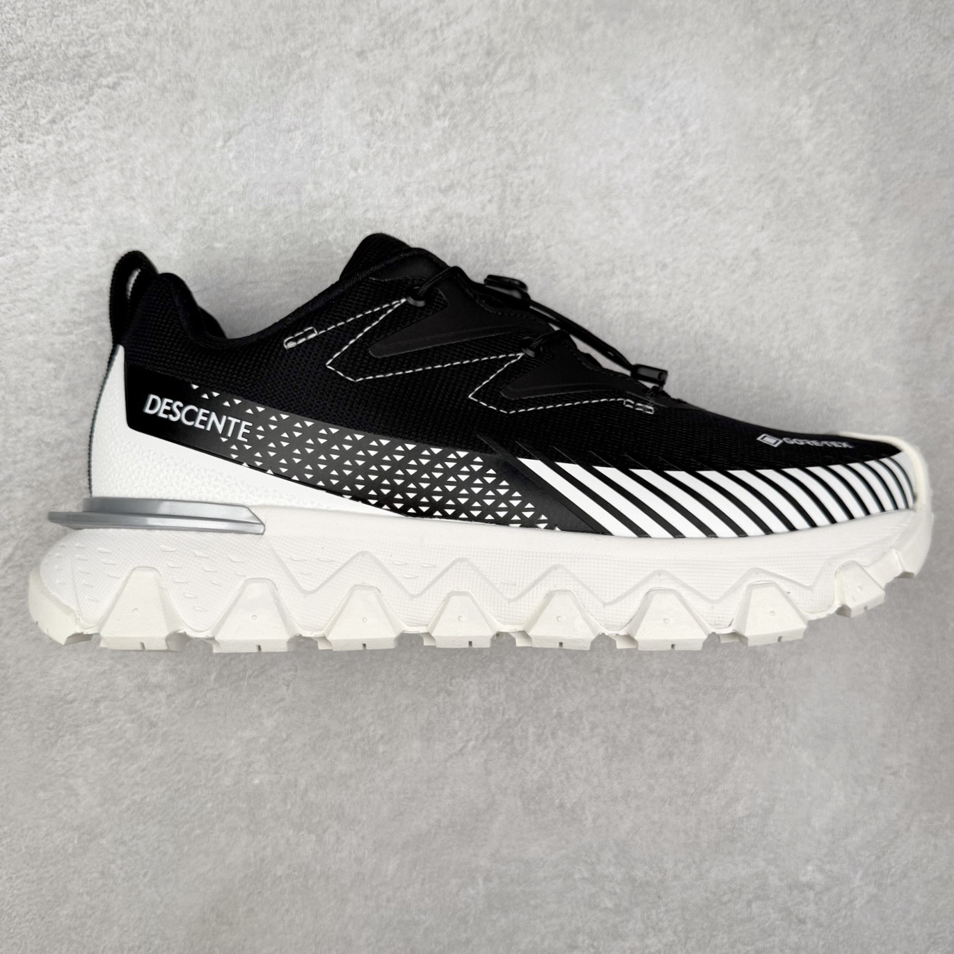 DESCENTE SKI STYLE 迪桑特系列舒适百搭 防滑耐磨低帮生活休闲鞋 DESCENTE（迪桑特）创立于1935年，品牌名取自法语词汇，意为“滑降”。品牌箭头标识代表滑雪的三种技术“高速直线滑行”、“穿越”和“侧滑”，也寓意品牌在打造高端专业运动产品中不断追求完美的创新精神，致力于成为中国高端专业滑雪、综训、女子、铁人三项、高尔夫的第一品牌。实拍调校N版已经零色差零失真 百分百还原实物色彩所见即所得 不存在货不对板色差等低级问题 选购参考实物拍摄 不混卖不参货 只用心做好货严格选品 承诺混一赔十 尺码：36 36.5 37.5 38 38.5 39 40 40.5 41 42 42.5 43 44 44.5 45-选品中心