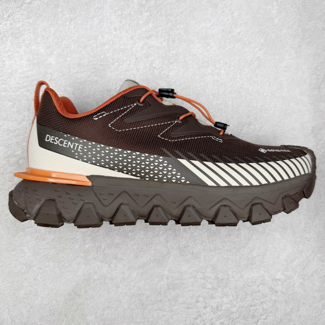 DESCENTE SKI STYLE 迪桑特系列舒适百搭 防滑耐磨低帮生活休闲鞋 DESCENTE（迪桑特）创立于1935年，品牌名取自法语词汇，意为“滑降”。品牌箭头标识代表滑雪的三种技术“高速直线滑行”、“穿越”和“侧滑”，也寓意品牌在打造高端专业运动产品中不断追求完美的创新精神，致力于成为中国高端专业滑雪、综训、女子、铁人三项、高尔夫的第一品牌。实拍调校N版已经零色差零失真 百分百还原实物色彩所见即所得 不存在货不对板色差等低级问题 选购参考实物拍摄 不混卖不参货 只用心做好货严格选品 承诺混一赔十 尺码：36 36.5 37.5 38 38.5 39 40 40.5 41 42 42.5 43 44 44.5 45-选品中心