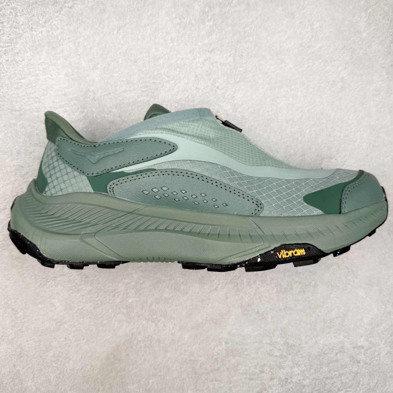 HOKA ONE ONE PROJECT TRANSPORT 舒适百搭防滑耐磨低帮生活休闲鞋 男女同款 HOKA ONE ONE是来自美国的跑步鞋知名品牌，创立于2009年，始终致力于为所有跑者提供更新、更好的跑步装备。相比常规跑鞋，HOKA ONE ONE特别研发使用性能独特的几何形跑鞋中底，此种鞋底更厚、更高、回弹性也更好，除了卓越的缓冲性能，它还能內各种阶段的跑者带来更具动感、更加稳定的跑步体验。HOKAONE ONE从设计之初就清楚意识到，要保证跑者步幅的均匀一致，双脚自然而然的运动至关重要。尺码：36 36.5 37.5 38 38.5 39 40 40.5 41 42 42.5 43 44 44.5 45-选品中心