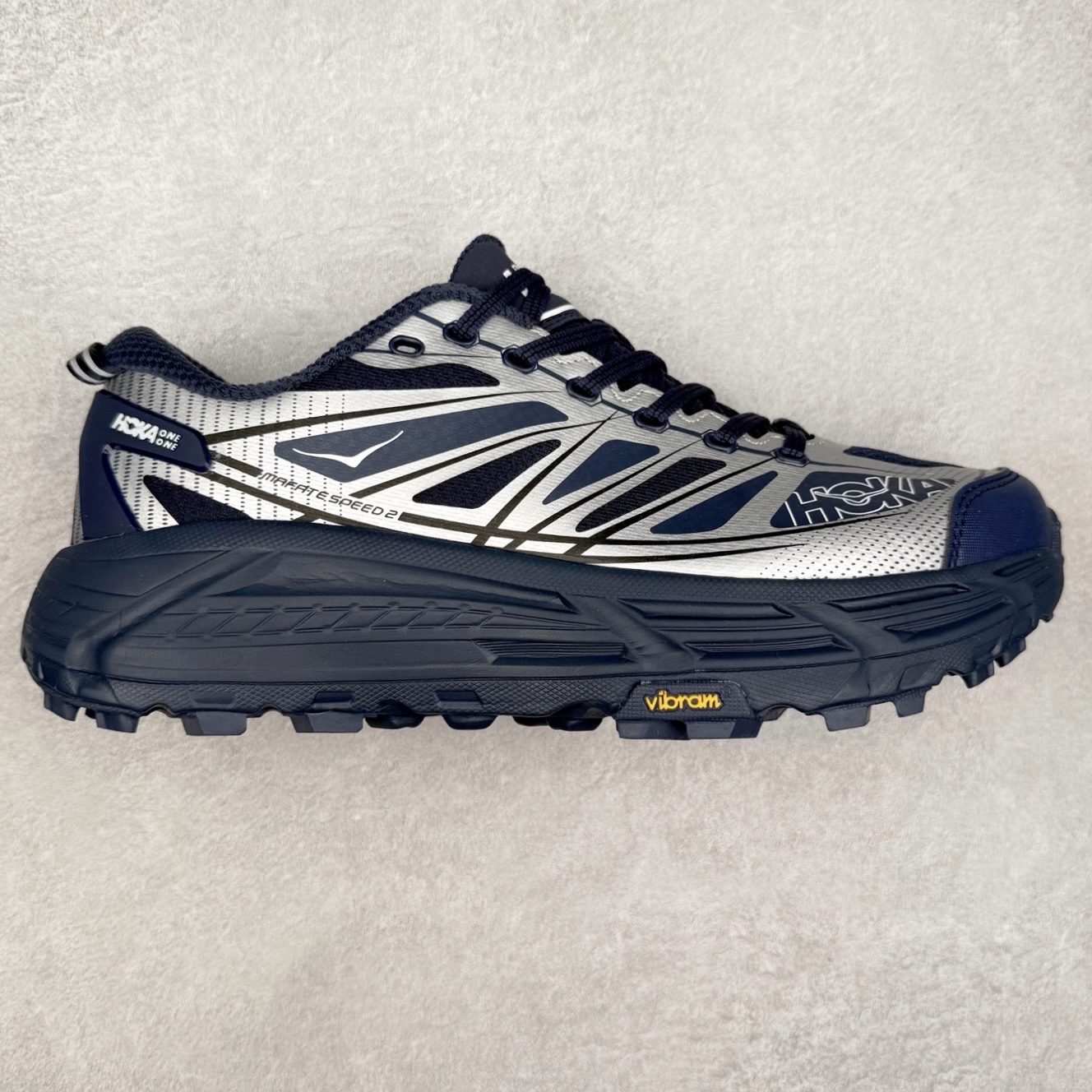 HOKA ONE ONE Mafate Speed 2 Low 玛法特2代系列低帮轻量户外越野休闲运动慢跑鞋 HOKA ONE ONE 最近推出了一个胶囊系列 Origin Story 这个系列里的 Mafate Speed 2 可以说让我日思夜想有一阵子了 最近终于拔草 让我来分享一下这双也是上脚赞到爆的越野跑鞋吧 以阿尔卑斯山脉作为主题将亮黄色与蓝色调覆盖在这经典轮廓之上 配色的呈现效果相当亮眼 以至于很多人买这个配色是用来日常搭配的 鞋面采用超轻的无缝架构 轻薄的TPU贴在透气的鞋面材料上 减轻重量同时也保证了支撑性 鞋底则采用滚动平衡技术 引导跑者回归自然步态 祖传的神奇EVA材质中底依旧是一如既往地表现优秀 能提供充足的缓震 作为HOKA家的越野跑鞋 VIBRAM 橡胶大底也是必不可少的 即便在复杂湿滑的地形 依旧能有良好的抓地力及稳定性 鞋带采用了弹性不易松脱的扁宽弹性鞋带 前掌与中掌部分也进行了加宽 也更加适合亚洲人的脚型 是一款十分全面且足够强悍的户外硬核越野鞋 而这双极其亮眼的越野跑鞋恰好又是在江山一百中参赛的UTMB冠军 Ludovic POMMERET 夺冠时穿着的战靴 这就让它变得更加有吸引力了 用来日常搭配的话短裤是基本不挑 长裤我个人推荐阔腿裤 工装裤以及各种长筒牛仔裤都可以 尺码：36 36.5 37.5 38 38.5 39 40 40.5 41 42 42.5 43 44 44.5 45-选品中心