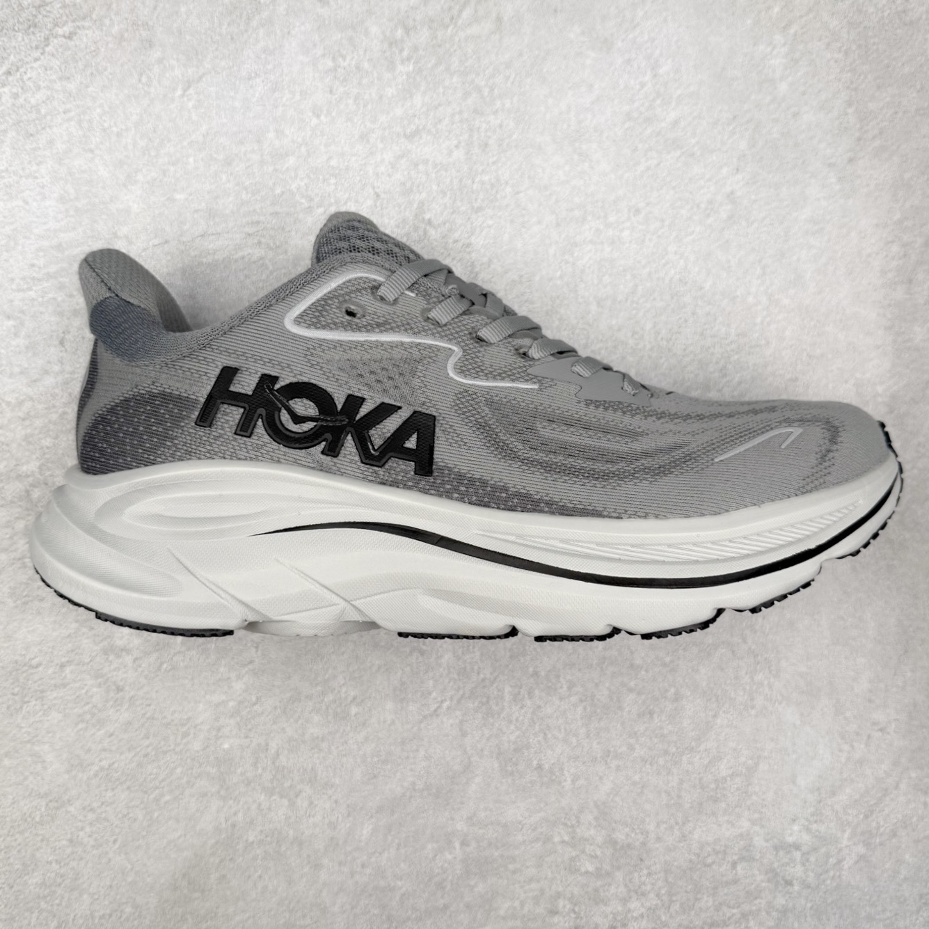 HOKA ONE ONE Clifton 克里夫顿10代专业性能减震公路跑步鞋 轻盈透气的针织网面和纱线的使用让鞋面更挺拔 增强鞋面的强度和支撑性能 搭配柔软的鞋舌 让双脚在舒适包裹中跑的更加畅快 全新泡棉中底 柔软的同时增强回弹性能 为不同跑者提供更平稳流畅的脚感 带来全面的缓冲保护 根据人体工程学设计的延长拉襟 后跟处弹软的海绵填充舒适固定 避免掉跟和摩擦 相比上一代光滑的内衬 Clifton 的内衬增强了摩擦力 避免双脚在鞋内滑动 尺码：36 36.5 37.5 38 38.5 39 40 40.5 41 42 42.5 43 44 44.5 45-选品中心