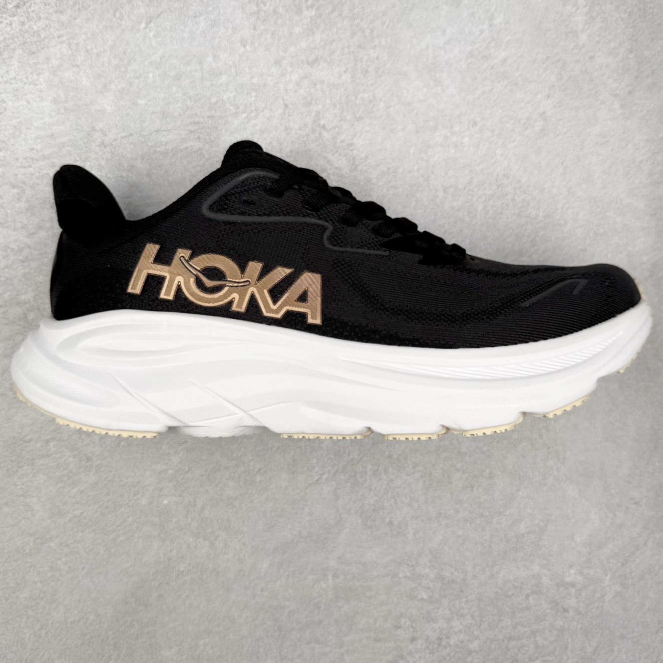 HOKA ONE ONE Clifton 克里夫顿10代专业性能减震公路跑步鞋 轻盈透气的针织网面和纱线的使用让鞋面更挺拔 增强鞋面的强度和支撑性能 搭配柔软的鞋舌 让双脚在舒适包裹中跑的更加畅快 全新泡棉中底 柔软的同时增强回弹性能 为不同跑者提供更平稳流畅的脚感 带来全面的缓冲保护 根据人体工程学设计的延长拉襟 后跟处弹软的海绵填充舒适固定 避免掉跟和摩擦 相比上一代光滑的内衬 Clifton 的内衬增强了摩擦力 避免双脚在鞋内滑动 尺码：36 36.5 37.5 38 38.5 39 40 40.5 41 42 42.5 43 44 44.5 45-选品中心