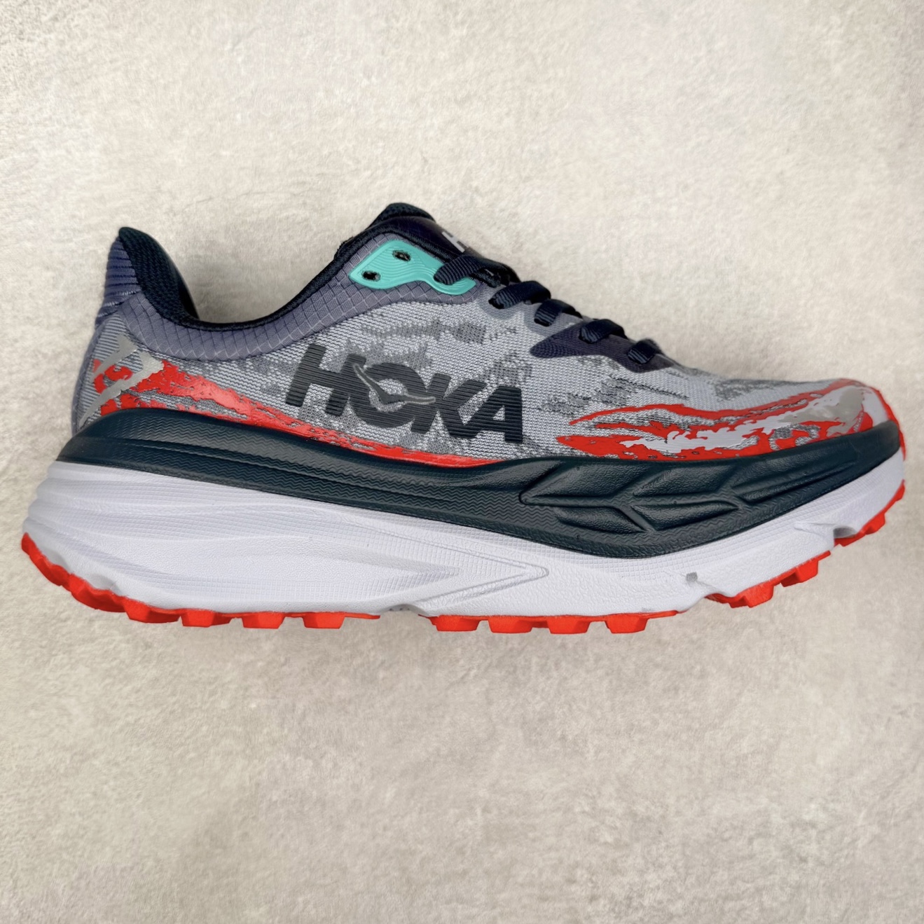HOKA ONE ONE Stinson 7 ATR 斯廷森7代系列低帮全地形厚底轻量运动越野跑鞋 HOKA ONE ONE总是以独特的方式 Stinson ATR 主打整个HOKA系列中最出色最厚中底设计 堪称名副其实的“减震王” 这一款多功能全地形跑鞋采用以废旧塑料制成的尤尼菲 Reprieve再生面料 比其前代产品的重量更轻、稳定性更高 与鞋带一体化设计的全新孔眼可提供独立的支撑 精心打磨的后跟鞋口圈可带来松软契合的舒适脚感 而紧密分布的凸耳则可以确保绝佳的稳定性 尺码：36 36.5 37.5 38 38.5 39 40 40.5 41 42 42.5 43 44 44.5 45-选品中心