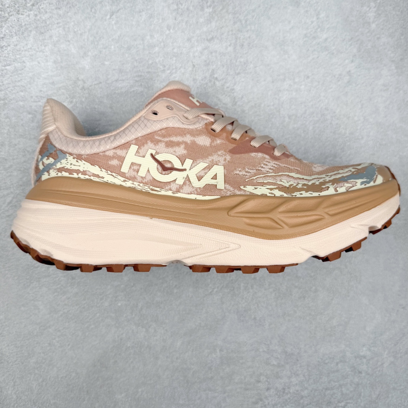 HOKA ONE ONE Stinson 7 ATR 斯廷森7代系列低帮全地形厚底轻量运动越野跑鞋 HOKA ONE ONE总是以独特的方式 Stinson ATR 主打整个HOKA系列中最出色最厚中底设计 堪称名副其实的“减震王” 这一款多功能全地形跑鞋采用以废旧塑料制成的尤尼菲 Reprieve再生面料 比其前代产品的重量更轻、稳定性更高 与鞋带一体化设计的全新孔眼可提供独立的支撑 精心打磨的后跟鞋口圈可带来松软契合的舒适脚感 而紧密分布的凸耳则可以确保绝佳的稳定性 尺码：36 36.5 37.5 38 38.5 39 40 40.5 41 42 42.5 43 44 44.5 45-选品中心