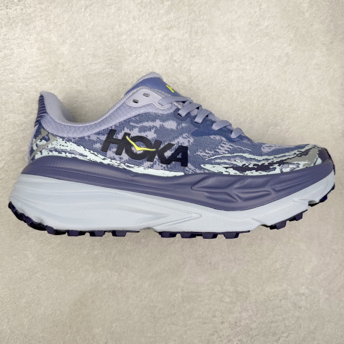 HOKA ONE ONE Stinson 7 ATR 斯廷森7代系列低帮全地形厚底轻量运动越野跑鞋 HOKA ONE ONE总是以独特的方式 Stinson ATR 主打整个HOKA系列中最出色最厚中底设计 堪称名副其实的“减震王” 这一款多功能全地形跑鞋采用以废旧塑料制成的尤尼菲 Reprieve再生面料 比其前代产品的重量更轻、稳定性更高 与鞋带一体化设计的全新孔眼可提供独立的支撑 精心打磨的后跟鞋口圈可带来松软契合的舒适脚感 而紧密分布的凸耳则可以确保绝佳的稳定性 尺码：36 36.5 37.5 38 38.5 39 40 40.5 41 42 42.5 43 44 44.5 45-选品中心