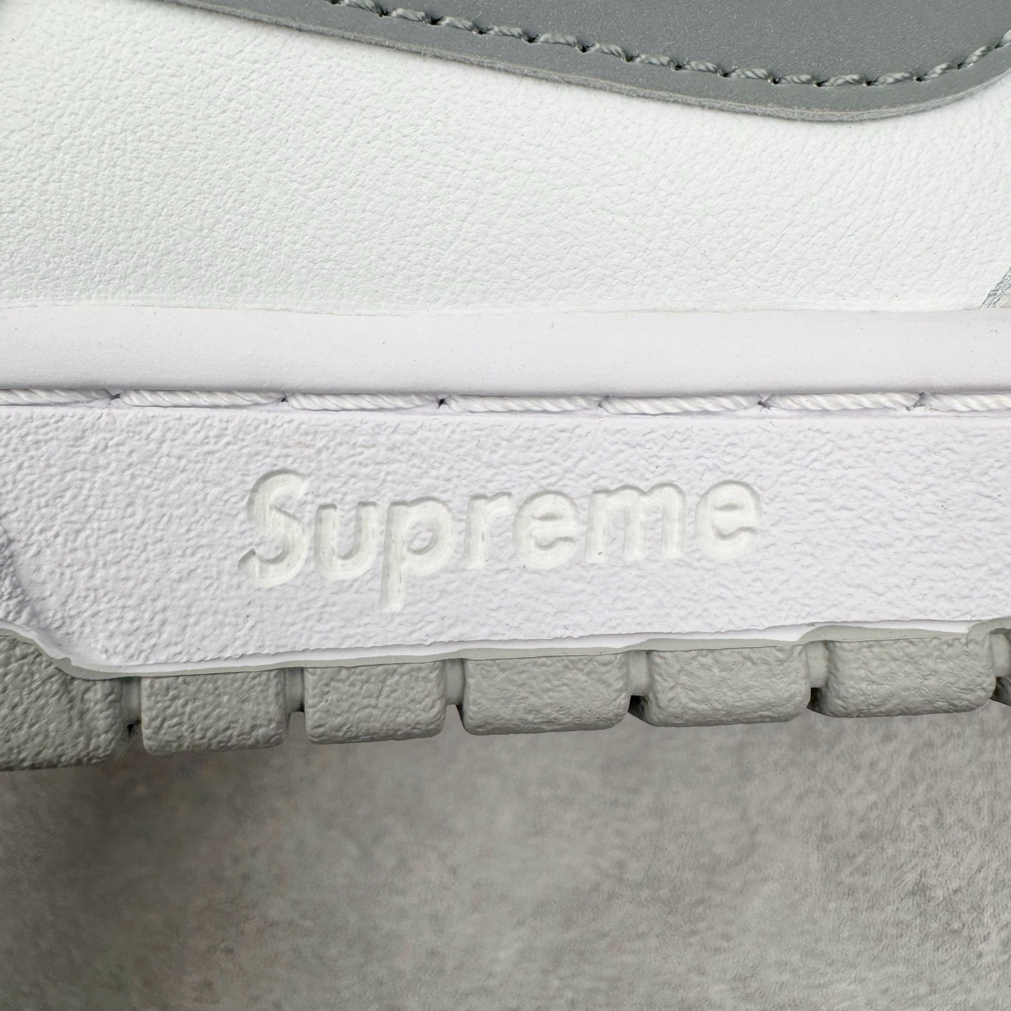 图片[20]-＃KZ神版 Supreme x NK Dunk SB DUNK LOW PRO OG QS 联名白色 HQ8487-100 毫无疑问市场中端王者 全码福利开炸 长期补货价格一步到位 毫无疑问市场中端王者 实力大厂出品 新配色陆续开发 利润个位数只为口碑 全套原纸板楦头开发 确保原汁原味 完美呈现DUNK版型 一比一鞋头弧度高度鞋身弧度 此版本只针对中端市场 皮料材质有所更替 其他数据细节工艺流程均保持一致 绝不口嗨 细节品控鞋型随意对比 独家私模官方第六代原厂航空铝磨具打磨大底 鞋头坡度极致还原 无解鞋型 原盒原配 圈内天花板工艺 原厂玻璃冲刀 超高清洁度 全鞋零毛边皮料切割 原厂中底布点胶 中底布拉帮走线遵循公司 尺码：36 36.5 37.5 38 38.5 39 40 40.5 41 42 42.5 43 44 44.5 45 46 47.5-选品中心