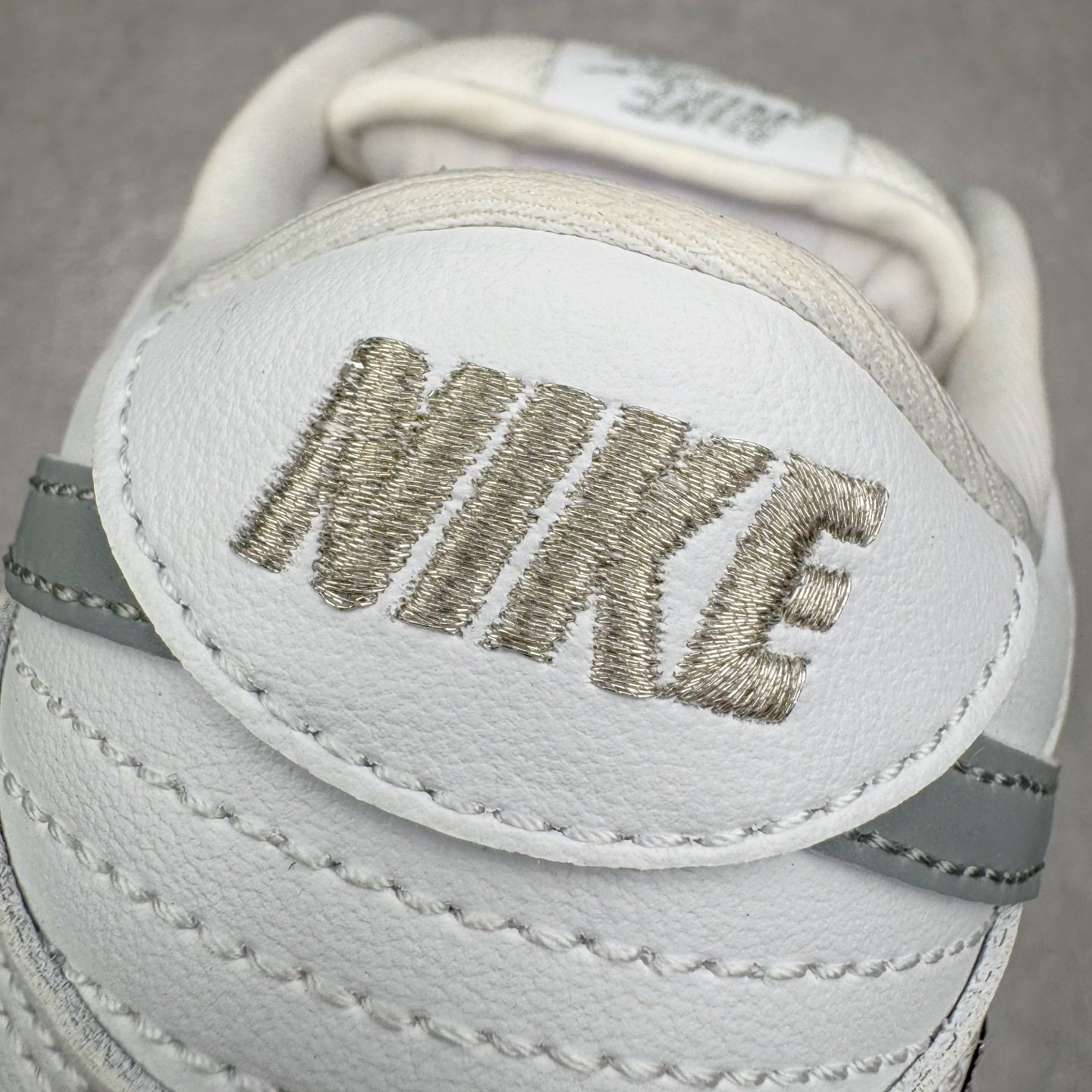 图片[17]-＃KZ神版 Supreme x NK Dunk SB DUNK LOW PRO OG QS 联名白色 HQ8487-100 毫无疑问市场中端王者 全码福利开炸 长期补货价格一步到位 毫无疑问市场中端王者 实力大厂出品 新配色陆续开发 利润个位数只为口碑 全套原纸板楦头开发 确保原汁原味 完美呈现DUNK版型 一比一鞋头弧度高度鞋身弧度 此版本只针对中端市场 皮料材质有所更替 其他数据细节工艺流程均保持一致 绝不口嗨 细节品控鞋型随意对比 独家私模官方第六代原厂航空铝磨具打磨大底 鞋头坡度极致还原 无解鞋型 原盒原配 圈内天花板工艺 原厂玻璃冲刀 超高清洁度 全鞋零毛边皮料切割 原厂中底布点胶 中底布拉帮走线遵循公司 尺码：36 36.5 37.5 38 38.5 39 40 40.5 41 42 42.5 43 44 44.5 45 46 47.5-选品中心