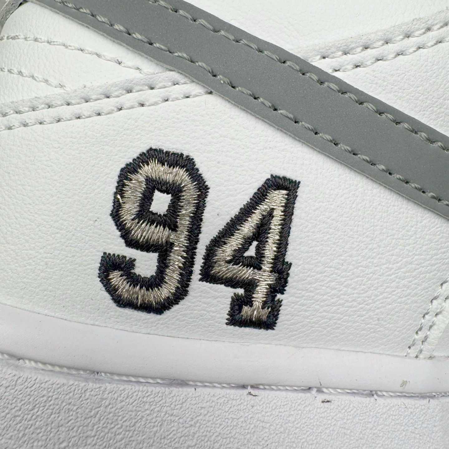 图片[18]-＃KZ神版 Supreme x NK Dunk SB DUNK LOW PRO OG QS 联名白色 HQ8487-100 毫无疑问市场中端王者 全码福利开炸 长期补货价格一步到位 毫无疑问市场中端王者 实力大厂出品 新配色陆续开发 利润个位数只为口碑 全套原纸板楦头开发 确保原汁原味 完美呈现DUNK版型 一比一鞋头弧度高度鞋身弧度 此版本只针对中端市场 皮料材质有所更替 其他数据细节工艺流程均保持一致 绝不口嗨 细节品控鞋型随意对比 独家私模官方第六代原厂航空铝磨具打磨大底 鞋头坡度极致还原 无解鞋型 原盒原配 圈内天花板工艺 原厂玻璃冲刀 超高清洁度 全鞋零毛边皮料切割 原厂中底布点胶 中底布拉帮走线遵循公司 尺码：36 36.5 37.5 38 38.5 39 40 40.5 41 42 42.5 43 44 44.5 45 46 47.5-选品中心