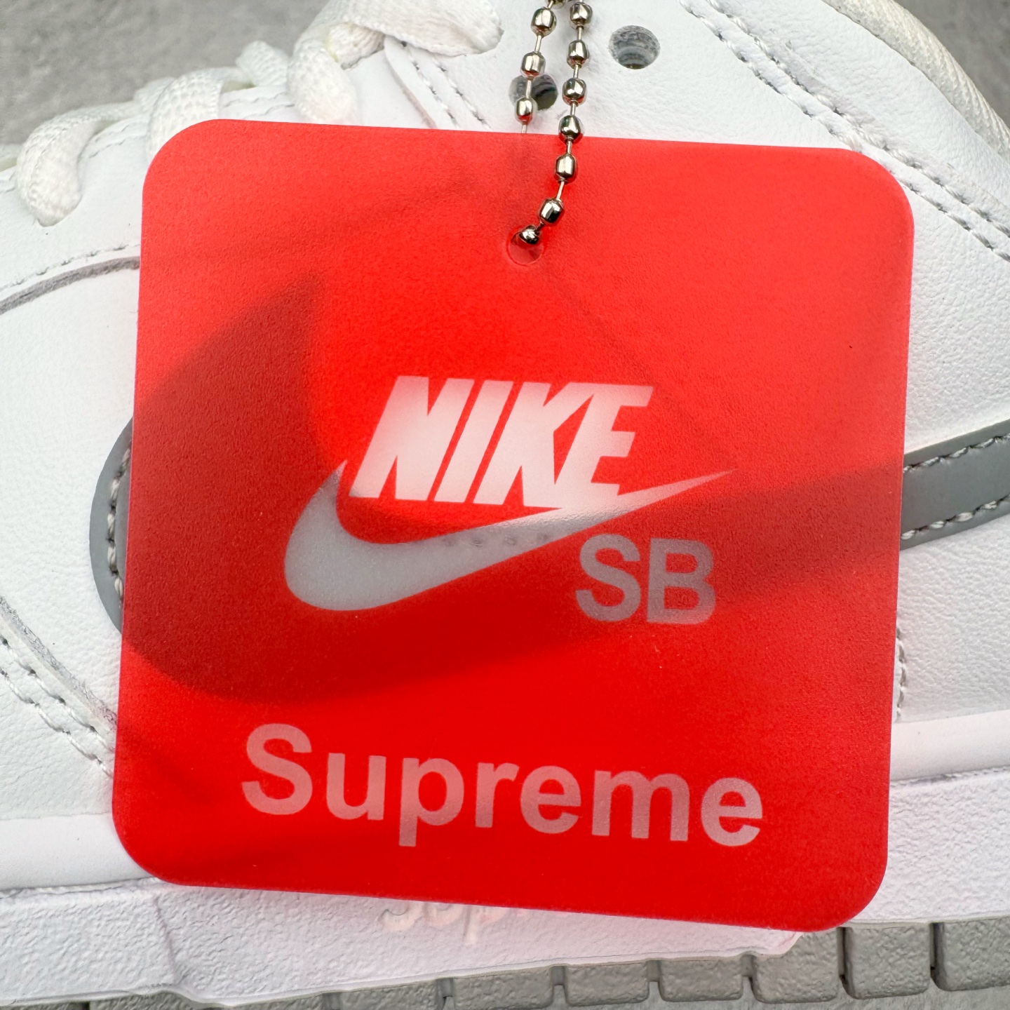 图片[10]-＃KZ神版 Supreme x NK Dunk SB DUNK LOW PRO OG QS 联名白色 HQ8487-100 毫无疑问市场中端王者 全码福利开炸 长期补货价格一步到位 毫无疑问市场中端王者 实力大厂出品 新配色陆续开发 利润个位数只为口碑 全套原纸板楦头开发 确保原汁原味 完美呈现DUNK版型 一比一鞋头弧度高度鞋身弧度 此版本只针对中端市场 皮料材质有所更替 其他数据细节工艺流程均保持一致 绝不口嗨 细节品控鞋型随意对比 独家私模官方第六代原厂航空铝磨具打磨大底 鞋头坡度极致还原 无解鞋型 原盒原配 圈内天花板工艺 原厂玻璃冲刀 超高清洁度 全鞋零毛边皮料切割 原厂中底布点胶 中底布拉帮走线遵循公司 尺码：36 36.5 37.5 38 38.5 39 40 40.5 41 42 42.5 43 44 44.5 45 46 47.5-选品中心