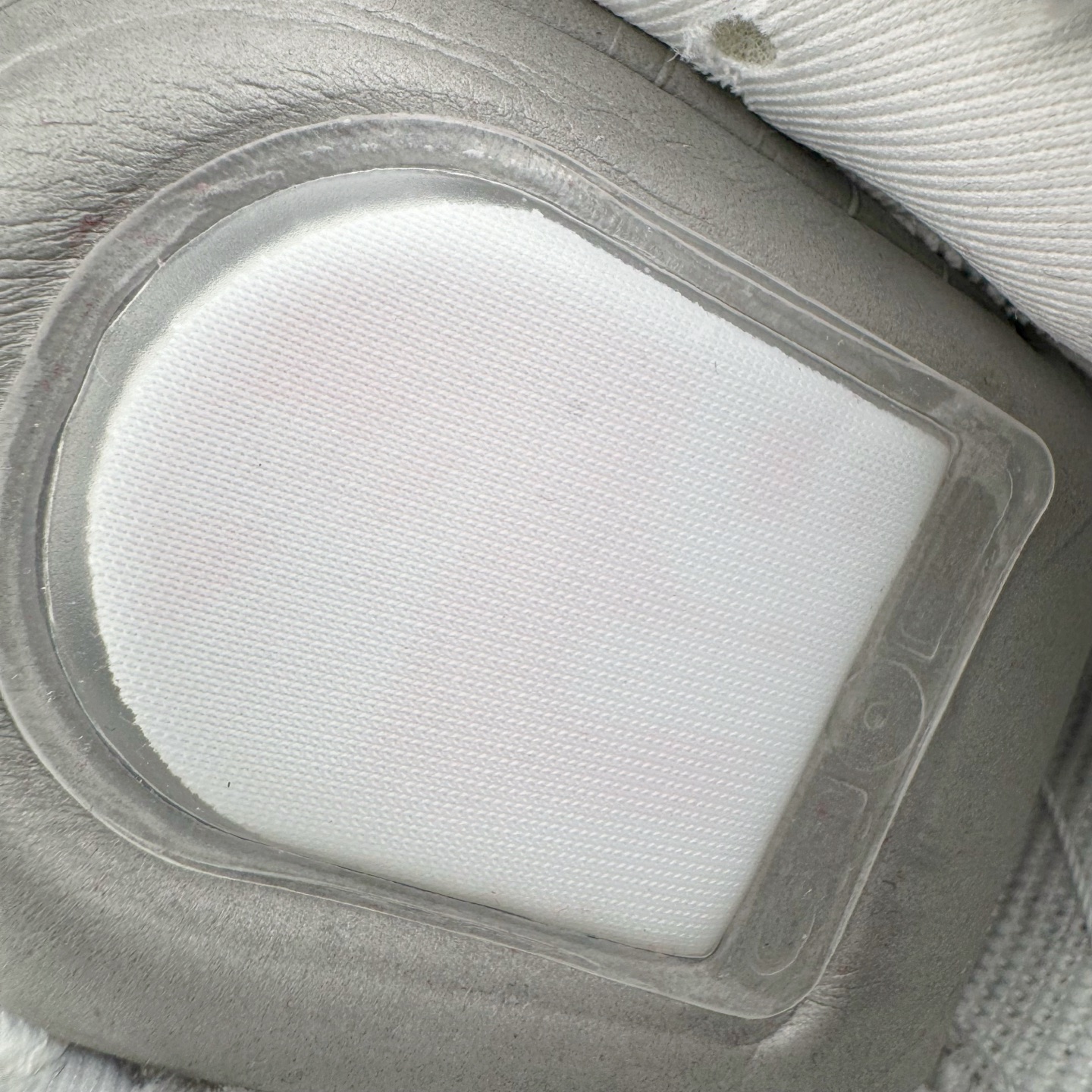 图片[12]-＃KZ神版 Supreme x NK Dunk SB DUNK LOW PRO OG QS 联名白色 HQ8487-100 毫无疑问市场中端王者 全码福利开炸 长期补货价格一步到位 毫无疑问市场中端王者 实力大厂出品 新配色陆续开发 利润个位数只为口碑 全套原纸板楦头开发 确保原汁原味 完美呈现DUNK版型 一比一鞋头弧度高度鞋身弧度 此版本只针对中端市场 皮料材质有所更替 其他数据细节工艺流程均保持一致 绝不口嗨 细节品控鞋型随意对比 独家私模官方第六代原厂航空铝磨具打磨大底 鞋头坡度极致还原 无解鞋型 原盒原配 圈内天花板工艺 原厂玻璃冲刀 超高清洁度 全鞋零毛边皮料切割 原厂中底布点胶 中底布拉帮走线遵循公司 尺码：36 36.5 37.5 38 38.5 39 40 40.5 41 42 42.5 43 44 44.5 45 46 47.5-选品中心