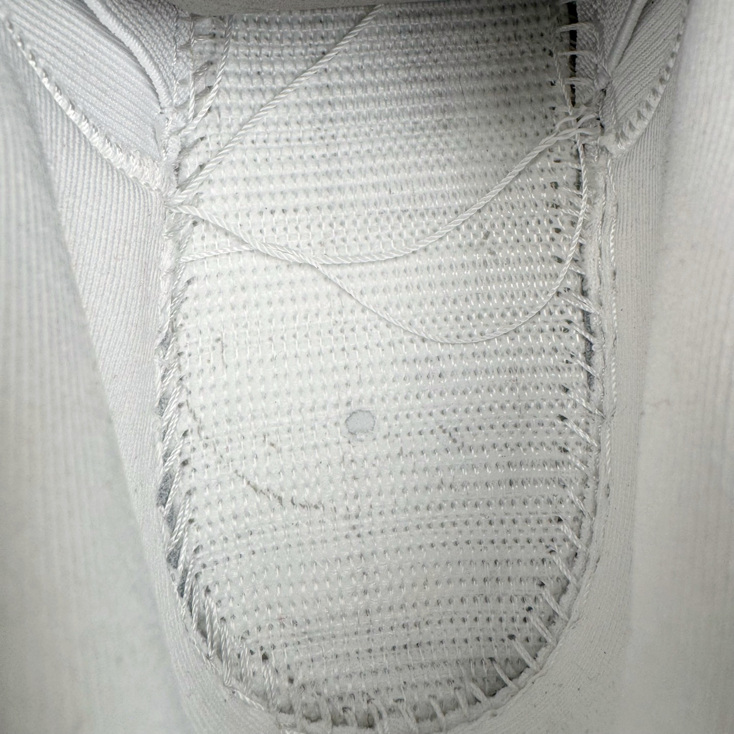 图片[11]-＃KZ神版 Supreme x NK Dunk SB DUNK LOW PRO OG QS 联名白色 HQ8487-100 毫无疑问市场中端王者 全码福利开炸 长期补货价格一步到位 毫无疑问市场中端王者 实力大厂出品 新配色陆续开发 利润个位数只为口碑 全套原纸板楦头开发 确保原汁原味 完美呈现DUNK版型 一比一鞋头弧度高度鞋身弧度 此版本只针对中端市场 皮料材质有所更替 其他数据细节工艺流程均保持一致 绝不口嗨 细节品控鞋型随意对比 独家私模官方第六代原厂航空铝磨具打磨大底 鞋头坡度极致还原 无解鞋型 原盒原配 圈内天花板工艺 原厂玻璃冲刀 超高清洁度 全鞋零毛边皮料切割 原厂中底布点胶 中底布拉帮走线遵循公司 尺码：36 36.5 37.5 38 38.5 39 40 40.5 41 42 42.5 43 44 44.5 45 46 47.5-选品中心