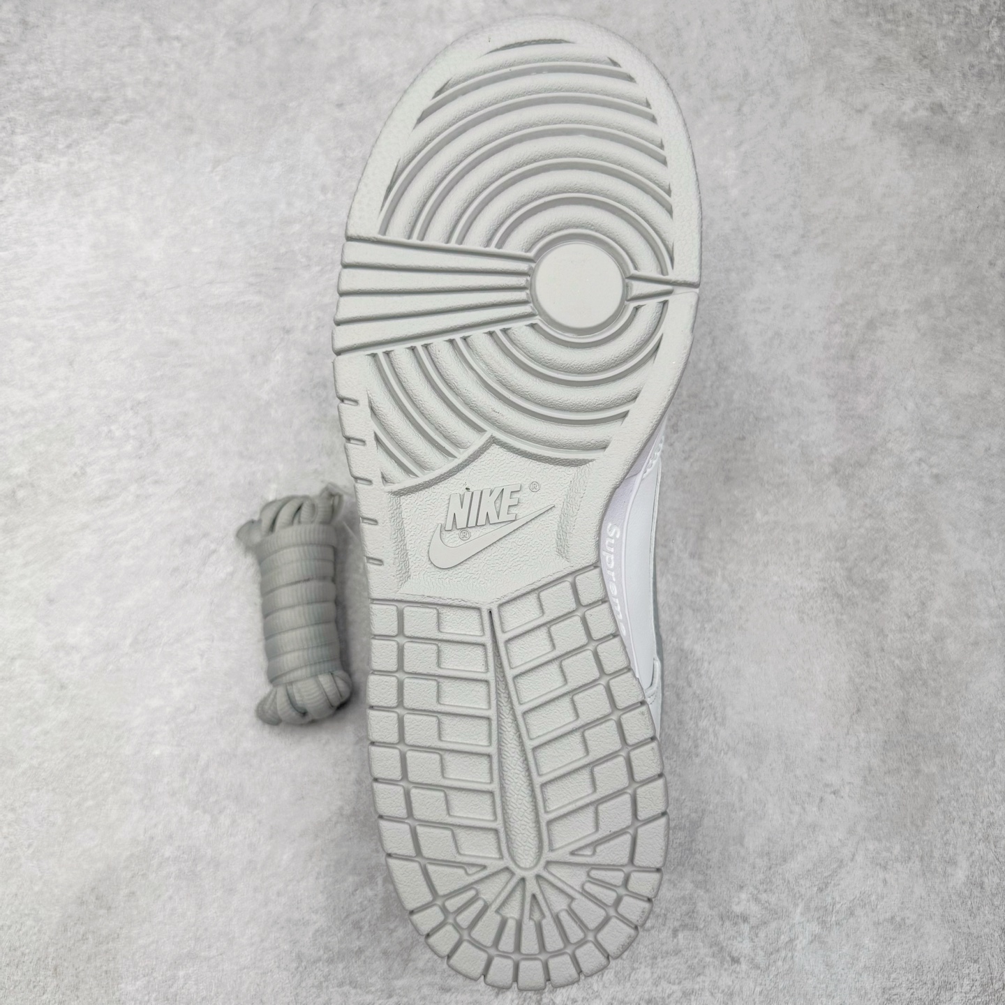 图片[9]-＃KZ神版 Supreme x NK Dunk SB DUNK LOW PRO OG QS 联名白色 HQ8487-100 毫无疑问市场中端王者 全码福利开炸 长期补货价格一步到位 毫无疑问市场中端王者 实力大厂出品 新配色陆续开发 利润个位数只为口碑 全套原纸板楦头开发 确保原汁原味 完美呈现DUNK版型 一比一鞋头弧度高度鞋身弧度 此版本只针对中端市场 皮料材质有所更替 其他数据细节工艺流程均保持一致 绝不口嗨 细节品控鞋型随意对比 独家私模官方第六代原厂航空铝磨具打磨大底 鞋头坡度极致还原 无解鞋型 原盒原配 圈内天花板工艺 原厂玻璃冲刀 超高清洁度 全鞋零毛边皮料切割 原厂中底布点胶 中底布拉帮走线遵循公司 尺码：36 36.5 37.5 38 38.5 39 40 40.5 41 42 42.5 43 44 44.5 45 46 47.5-选品中心