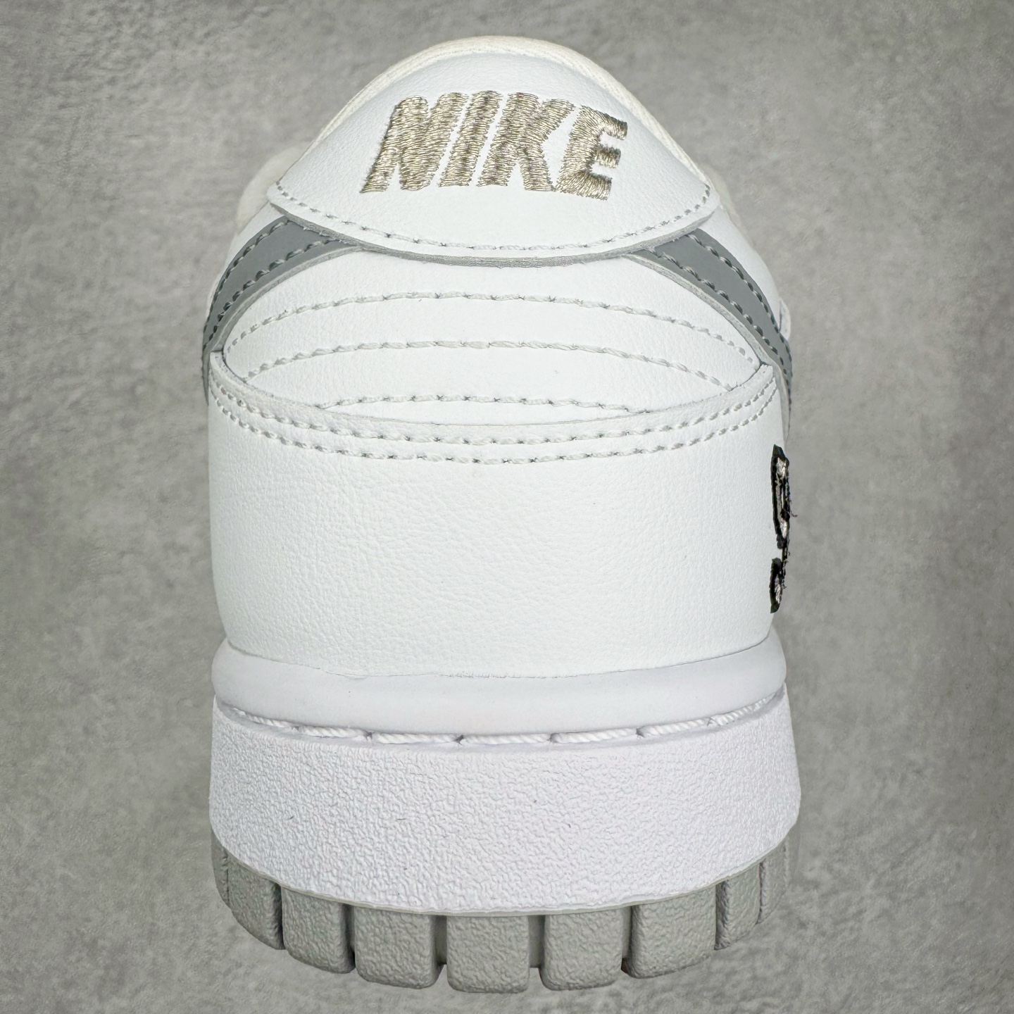 图片[8]-＃KZ神版 Supreme x NK Dunk SB DUNK LOW PRO OG QS 联名白色 HQ8487-100 毫无疑问市场中端王者 全码福利开炸 长期补货价格一步到位 毫无疑问市场中端王者 实力大厂出品 新配色陆续开发 利润个位数只为口碑 全套原纸板楦头开发 确保原汁原味 完美呈现DUNK版型 一比一鞋头弧度高度鞋身弧度 此版本只针对中端市场 皮料材质有所更替 其他数据细节工艺流程均保持一致 绝不口嗨 细节品控鞋型随意对比 独家私模官方第六代原厂航空铝磨具打磨大底 鞋头坡度极致还原 无解鞋型 原盒原配 圈内天花板工艺 原厂玻璃冲刀 超高清洁度 全鞋零毛边皮料切割 原厂中底布点胶 中底布拉帮走线遵循公司 尺码：36 36.5 37.5 38 38.5 39 40 40.5 41 42 42.5 43 44 44.5 45 46 47.5-选品中心