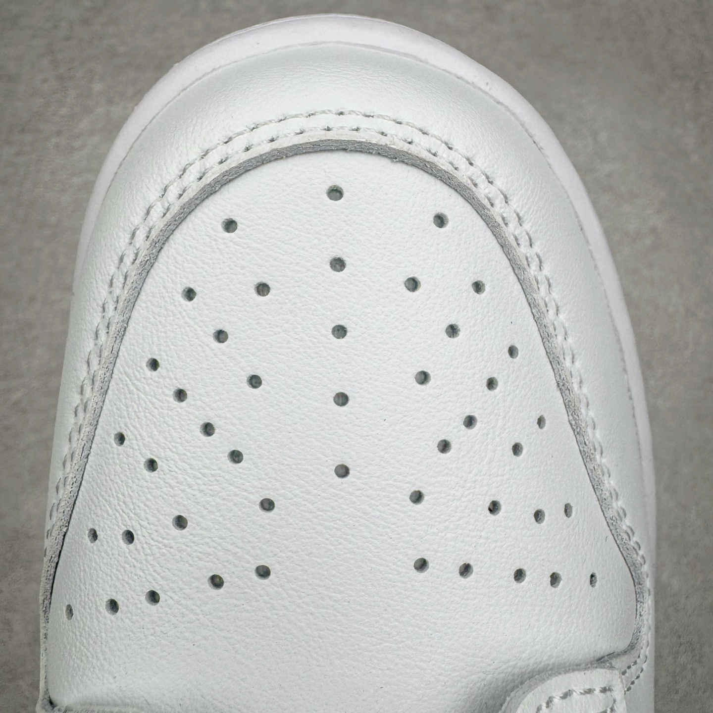 图片[16]-＃KZ神版 Supreme x NK Dunk SB DUNK LOW PRO OG QS 联名白色 HQ8487-100 毫无疑问市场中端王者 全码福利开炸 长期补货价格一步到位 毫无疑问市场中端王者 实力大厂出品 新配色陆续开发 利润个位数只为口碑 全套原纸板楦头开发 确保原汁原味 完美呈现DUNK版型 一比一鞋头弧度高度鞋身弧度 此版本只针对中端市场 皮料材质有所更替 其他数据细节工艺流程均保持一致 绝不口嗨 细节品控鞋型随意对比 独家私模官方第六代原厂航空铝磨具打磨大底 鞋头坡度极致还原 无解鞋型 原盒原配 圈内天花板工艺 原厂玻璃冲刀 超高清洁度 全鞋零毛边皮料切割 原厂中底布点胶 中底布拉帮走线遵循公司 尺码：36 36.5 37.5 38 38.5 39 40 40.5 41 42 42.5 43 44 44.5 45 46 47.5-选品中心