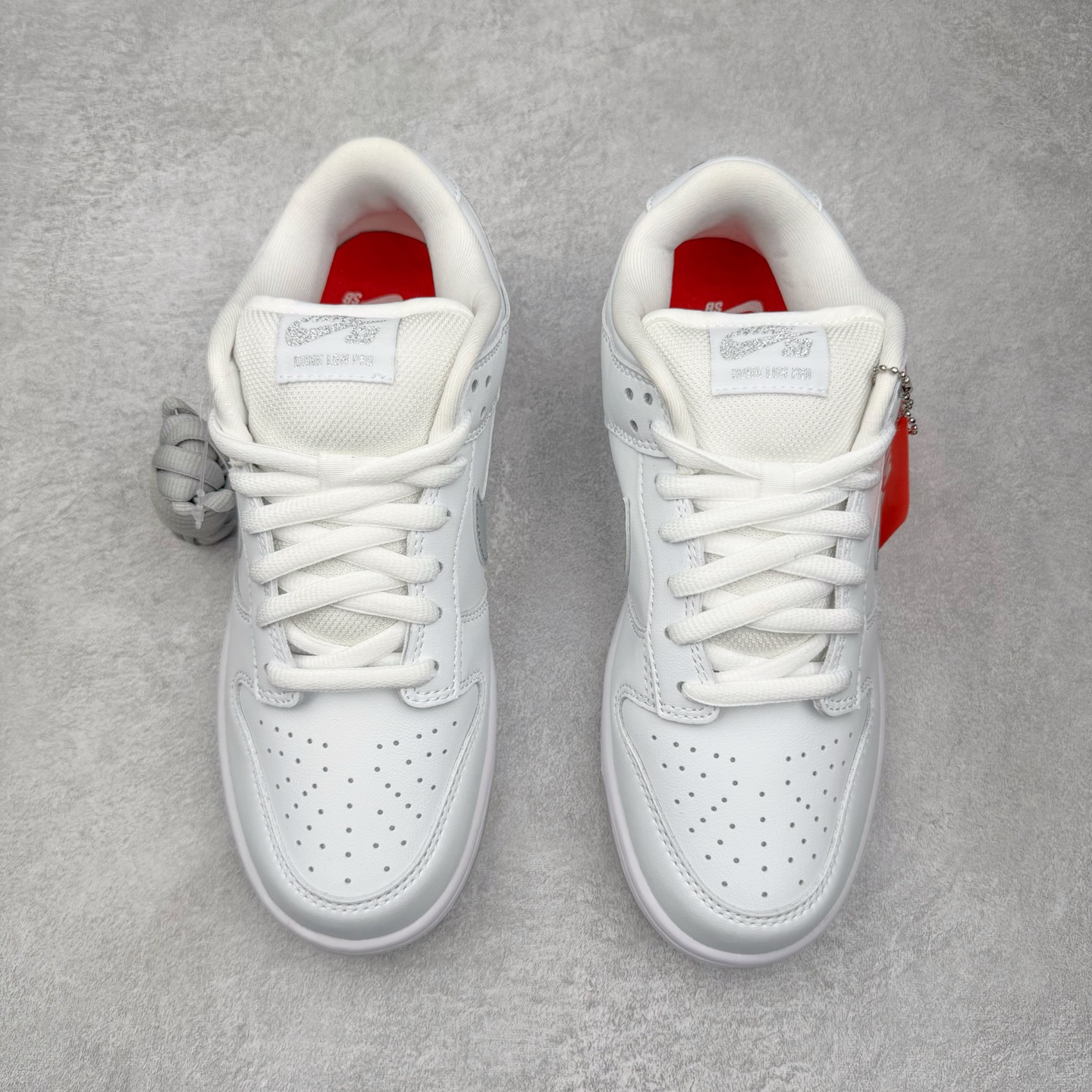 图片[2]-＃KZ神版 Supreme x NK Dunk SB DUNK LOW PRO OG QS 联名白色 HQ8487-100 毫无疑问市场中端王者 全码福利开炸 长期补货价格一步到位 毫无疑问市场中端王者 实力大厂出品 新配色陆续开发 利润个位数只为口碑 全套原纸板楦头开发 确保原汁原味 完美呈现DUNK版型 一比一鞋头弧度高度鞋身弧度 此版本只针对中端市场 皮料材质有所更替 其他数据细节工艺流程均保持一致 绝不口嗨 细节品控鞋型随意对比 独家私模官方第六代原厂航空铝磨具打磨大底 鞋头坡度极致还原 无解鞋型 原盒原配 圈内天花板工艺 原厂玻璃冲刀 超高清洁度 全鞋零毛边皮料切割 原厂中底布点胶 中底布拉帮走线遵循公司 尺码：36 36.5 37.5 38 38.5 39 40 40.5 41 42 42.5 43 44 44.5 45 46 47.5-选品中心