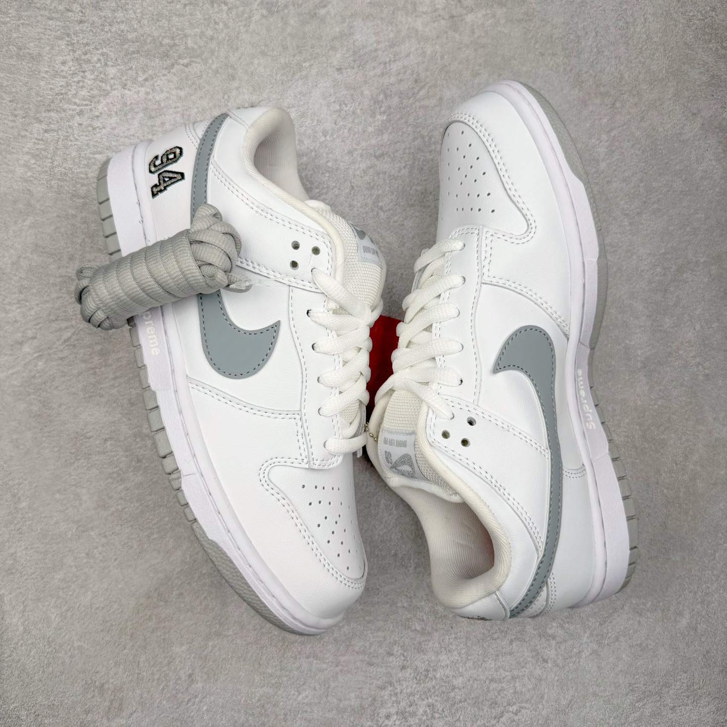 图片[3]-＃KZ神版 Supreme x NK Dunk SB DUNK LOW PRO OG QS 联名白色 HQ8487-100 毫无疑问市场中端王者 全码福利开炸 长期补货价格一步到位 毫无疑问市场中端王者 实力大厂出品 新配色陆续开发 利润个位数只为口碑 全套原纸板楦头开发 确保原汁原味 完美呈现DUNK版型 一比一鞋头弧度高度鞋身弧度 此版本只针对中端市场 皮料材质有所更替 其他数据细节工艺流程均保持一致 绝不口嗨 细节品控鞋型随意对比 独家私模官方第六代原厂航空铝磨具打磨大底 鞋头坡度极致还原 无解鞋型 原盒原配 圈内天花板工艺 原厂玻璃冲刀 超高清洁度 全鞋零毛边皮料切割 原厂中底布点胶 中底布拉帮走线遵循公司 尺码：36 36.5 37.5 38 38.5 39 40 40.5 41 42 42.5 43 44 44.5 45 46 47.5-选品中心