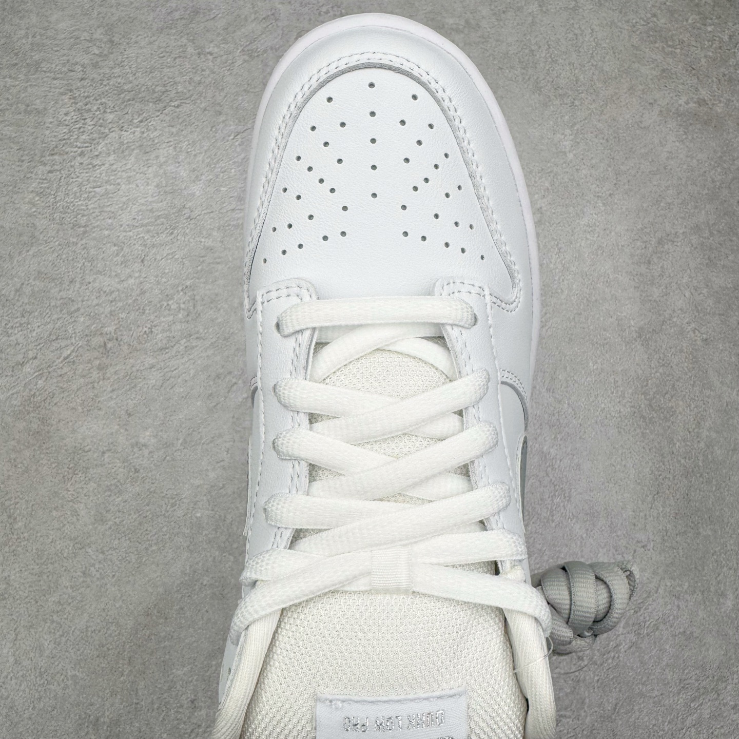 图片[4]-＃KZ神版 Supreme x NK Dunk SB DUNK LOW PRO OG QS 联名白色 HQ8487-100 毫无疑问市场中端王者 全码福利开炸 长期补货价格一步到位 毫无疑问市场中端王者 实力大厂出品 新配色陆续开发 利润个位数只为口碑 全套原纸板楦头开发 确保原汁原味 完美呈现DUNK版型 一比一鞋头弧度高度鞋身弧度 此版本只针对中端市场 皮料材质有所更替 其他数据细节工艺流程均保持一致 绝不口嗨 细节品控鞋型随意对比 独家私模官方第六代原厂航空铝磨具打磨大底 鞋头坡度极致还原 无解鞋型 原盒原配 圈内天花板工艺 原厂玻璃冲刀 超高清洁度 全鞋零毛边皮料切割 原厂中底布点胶 中底布拉帮走线遵循公司 尺码：36 36.5 37.5 38 38.5 39 40 40.5 41 42 42.5 43 44 44.5 45 46 47.5-选品中心