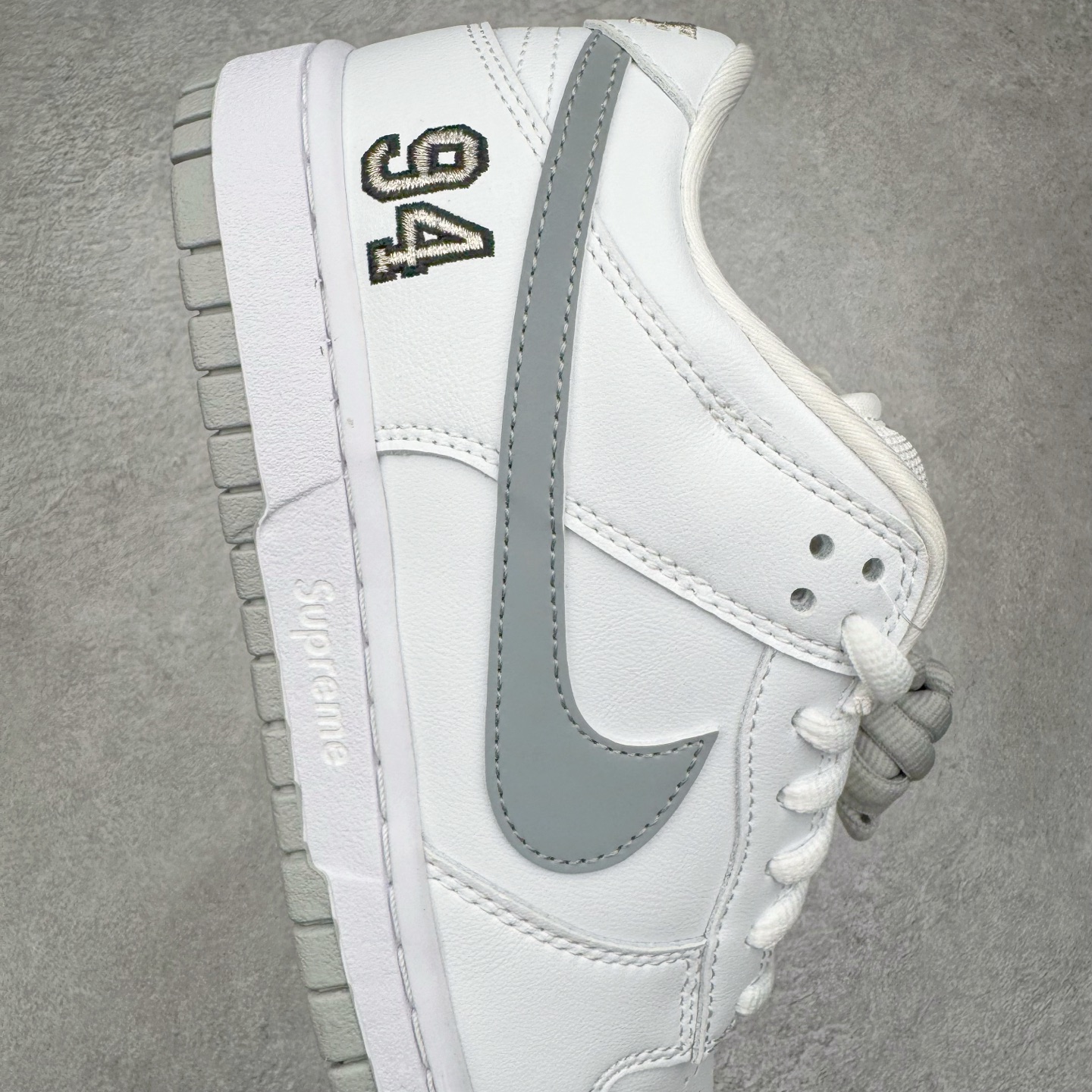 图片[6]-＃KZ神版 Supreme x NK Dunk SB DUNK LOW PRO OG QS 联名白色 HQ8487-100 毫无疑问市场中端王者 全码福利开炸 长期补货价格一步到位 毫无疑问市场中端王者 实力大厂出品 新配色陆续开发 利润个位数只为口碑 全套原纸板楦头开发 确保原汁原味 完美呈现DUNK版型 一比一鞋头弧度高度鞋身弧度 此版本只针对中端市场 皮料材质有所更替 其他数据细节工艺流程均保持一致 绝不口嗨 细节品控鞋型随意对比 独家私模官方第六代原厂航空铝磨具打磨大底 鞋头坡度极致还原 无解鞋型 原盒原配 圈内天花板工艺 原厂玻璃冲刀 超高清洁度 全鞋零毛边皮料切割 原厂中底布点胶 中底布拉帮走线遵循公司 尺码：36 36.5 37.5 38 38.5 39 40 40.5 41 42 42.5 43 44 44.5 45 46 47.5-选品中心