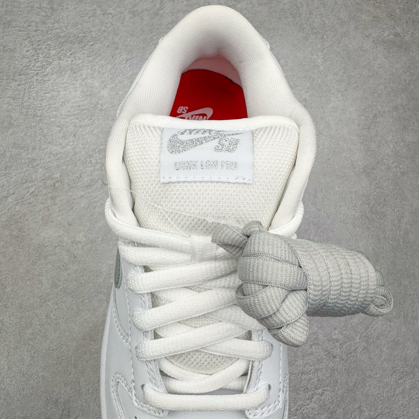 图片[5]-＃KZ神版 Supreme x NK Dunk SB DUNK LOW PRO OG QS 联名白色 HQ8487-100 毫无疑问市场中端王者 全码福利开炸 长期补货价格一步到位 毫无疑问市场中端王者 实力大厂出品 新配色陆续开发 利润个位数只为口碑 全套原纸板楦头开发 确保原汁原味 完美呈现DUNK版型 一比一鞋头弧度高度鞋身弧度 此版本只针对中端市场 皮料材质有所更替 其他数据细节工艺流程均保持一致 绝不口嗨 细节品控鞋型随意对比 独家私模官方第六代原厂航空铝磨具打磨大底 鞋头坡度极致还原 无解鞋型 原盒原配 圈内天花板工艺 原厂玻璃冲刀 超高清洁度 全鞋零毛边皮料切割 原厂中底布点胶 中底布拉帮走线遵循公司 尺码：36 36.5 37.5 38 38.5 39 40 40.5 41 42 42.5 43 44 44.5 45 46 47.5-选品中心