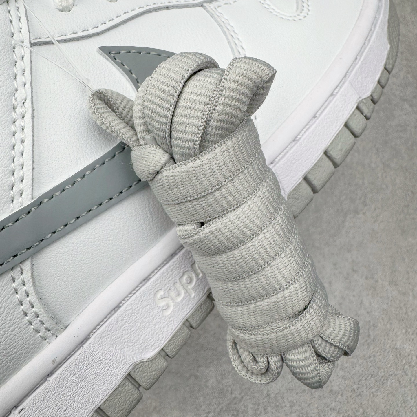 图片[15]-＃KZ神版 Supreme x NK Dunk SB DUNK LOW PRO OG QS 联名白色 HQ8487-100 毫无疑问市场中端王者 全码福利开炸 长期补货价格一步到位 毫无疑问市场中端王者 实力大厂出品 新配色陆续开发 利润个位数只为口碑 全套原纸板楦头开发 确保原汁原味 完美呈现DUNK版型 一比一鞋头弧度高度鞋身弧度 此版本只针对中端市场 皮料材质有所更替 其他数据细节工艺流程均保持一致 绝不口嗨 细节品控鞋型随意对比 独家私模官方第六代原厂航空铝磨具打磨大底 鞋头坡度极致还原 无解鞋型 原盒原配 圈内天花板工艺 原厂玻璃冲刀 超高清洁度 全鞋零毛边皮料切割 原厂中底布点胶 中底布拉帮走线遵循公司 尺码：36 36.5 37.5 38 38.5 39 40 40.5 41 42 42.5 43 44 44.5 45 46 47.5-选品中心