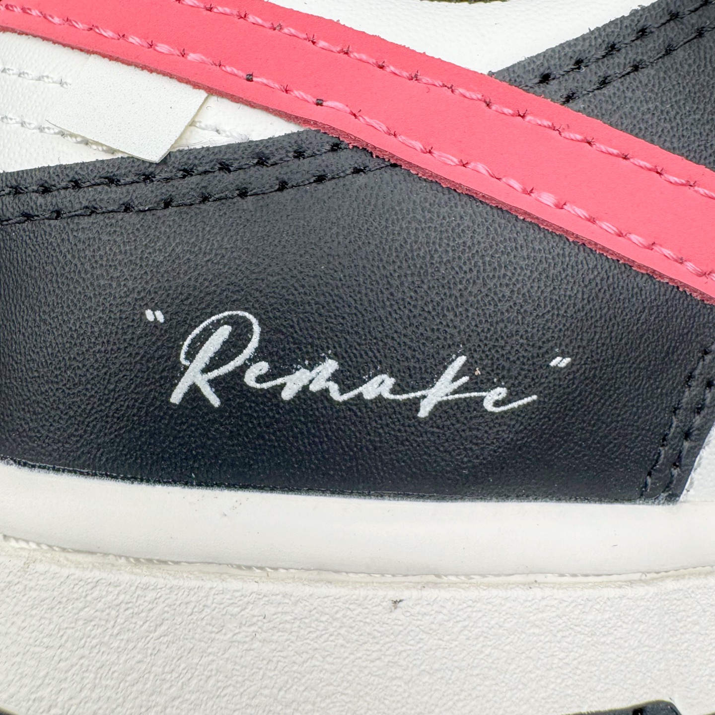 图片[17]-＃YC纯原 NK Dunk Low 黑莓粉黛 BP0518-093 当极简黑白遇见悸动粉黛，经典轮廓化身甜酷宣言，一抹温柔粉黛跃上Swoosh，如黑莓丛中绽开的绯色浪漫，甜酷交织，瞬间点亮视觉焦点。侧身「Remake」铭刻叛逆诗意，让经典重生为专属你的风格符号。从晨间咖啡馆到霓虹夜街头，以脚步书写浪漫叙事，穿搭自显高级存在感。定制系列天花板 无原鞋不开发 全系列得物原鞋一比一校对开发 配色持续更新中 终端对接 优势输出 全套原厂楦头原纸板数据档案倾力打造 原汁原味莞产 极致还原 圈内最强针车工艺 高端零售指定版 广东原厂配套原盒原标 鞋盒分三个尺码段 原厂冲刀 超高清洁度 全鞋零毛边皮料切割 采用原厂百宏鞋带以及原厂百宏织唛舌标 内标可供原厂几率过验 进口原装条纹中底布 四线拉帮白色点胶 原厂拉帮手法遵循公司 原厂电绣 极致还原 尺码：36 36.5 37.5 38 38.5 39 40 40.5 41 42 42.5 43 44 44.5 45 46-选品中心