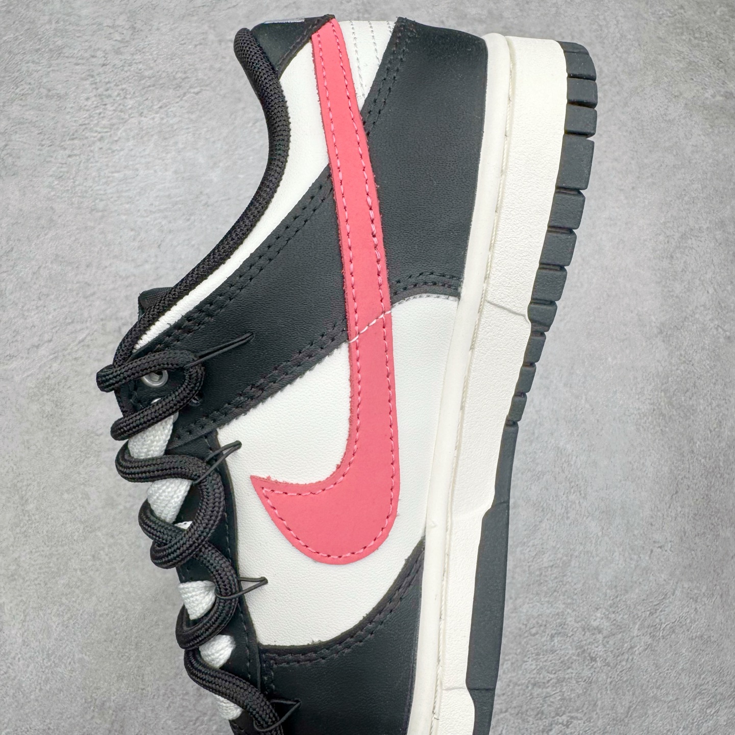 图片[7]-＃YC纯原 NK Dunk Low 黑莓粉黛 BP0518-093 当极简黑白遇见悸动粉黛，经典轮廓化身甜酷宣言，一抹温柔粉黛跃上Swoosh，如黑莓丛中绽开的绯色浪漫，甜酷交织，瞬间点亮视觉焦点。侧身「Remake」铭刻叛逆诗意，让经典重生为专属你的风格符号。从晨间咖啡馆到霓虹夜街头，以脚步书写浪漫叙事，穿搭自显高级存在感。定制系列天花板 无原鞋不开发 全系列得物原鞋一比一校对开发 配色持续更新中 终端对接 优势输出 全套原厂楦头原纸板数据档案倾力打造 原汁原味莞产 极致还原 圈内最强针车工艺 高端零售指定版 广东原厂配套原盒原标 鞋盒分三个尺码段 原厂冲刀 超高清洁度 全鞋零毛边皮料切割 采用原厂百宏鞋带以及原厂百宏织唛舌标 内标可供原厂几率过验 进口原装条纹中底布 四线拉帮白色点胶 原厂拉帮手法遵循公司 原厂电绣 极致还原 尺码：36 36.5 37.5 38 38.5 39 40 40.5 41 42 42.5 43 44 44.5 45 46-选品中心