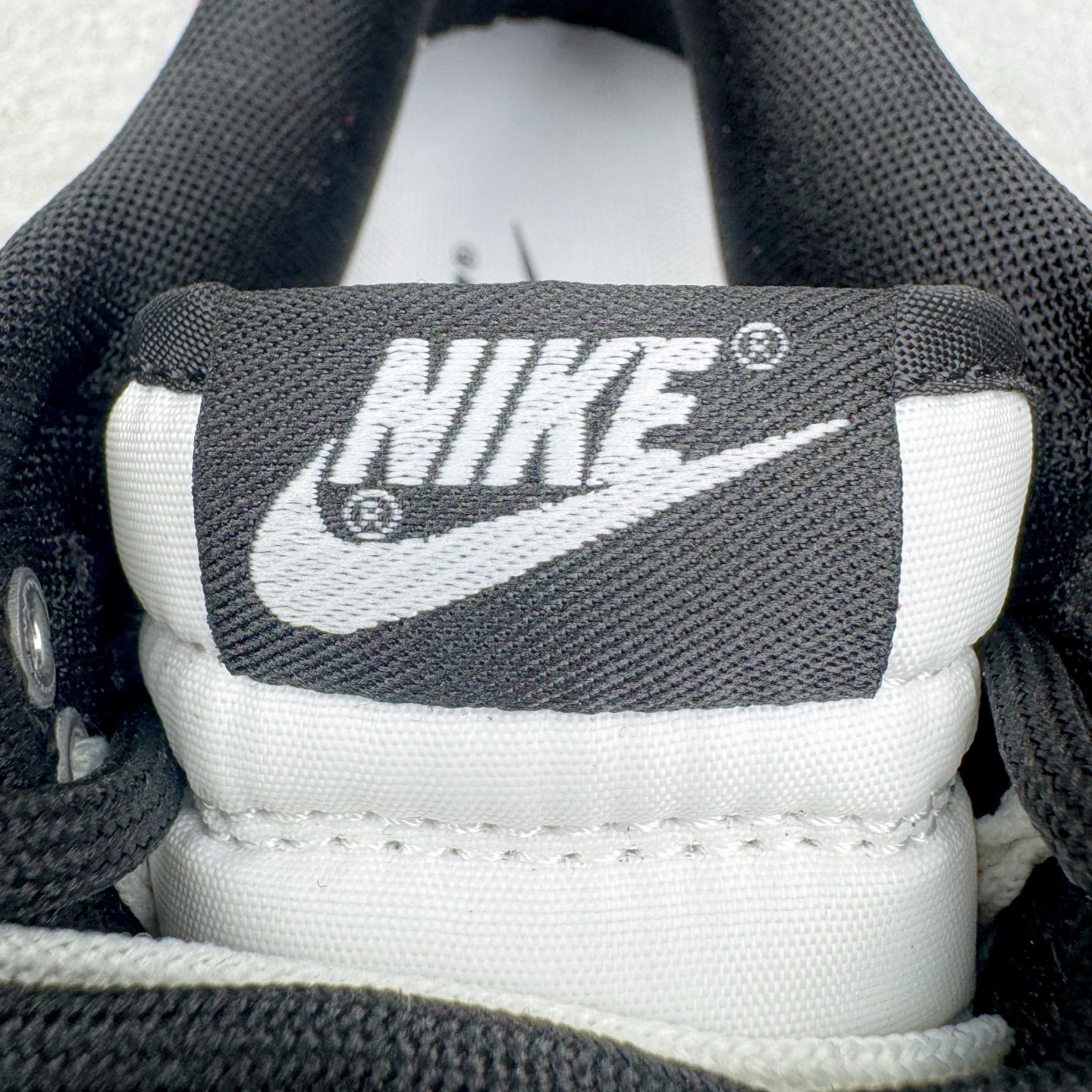 图片[13]-＃YC纯原 NK Dunk Low 黑莓粉黛 BP0518-093 当极简黑白遇见悸动粉黛，经典轮廓化身甜酷宣言，一抹温柔粉黛跃上Swoosh，如黑莓丛中绽开的绯色浪漫，甜酷交织，瞬间点亮视觉焦点。侧身「Remake」铭刻叛逆诗意，让经典重生为专属你的风格符号。从晨间咖啡馆到霓虹夜街头，以脚步书写浪漫叙事，穿搭自显高级存在感。定制系列天花板 无原鞋不开发 全系列得物原鞋一比一校对开发 配色持续更新中 终端对接 优势输出 全套原厂楦头原纸板数据档案倾力打造 原汁原味莞产 极致还原 圈内最强针车工艺 高端零售指定版 广东原厂配套原盒原标 鞋盒分三个尺码段 原厂冲刀 超高清洁度 全鞋零毛边皮料切割 采用原厂百宏鞋带以及原厂百宏织唛舌标 内标可供原厂几率过验 进口原装条纹中底布 四线拉帮白色点胶 原厂拉帮手法遵循公司 原厂电绣 极致还原 尺码：36 36.5 37.5 38 38.5 39 40 40.5 41 42 42.5 43 44 44.5 45 46-选品中心