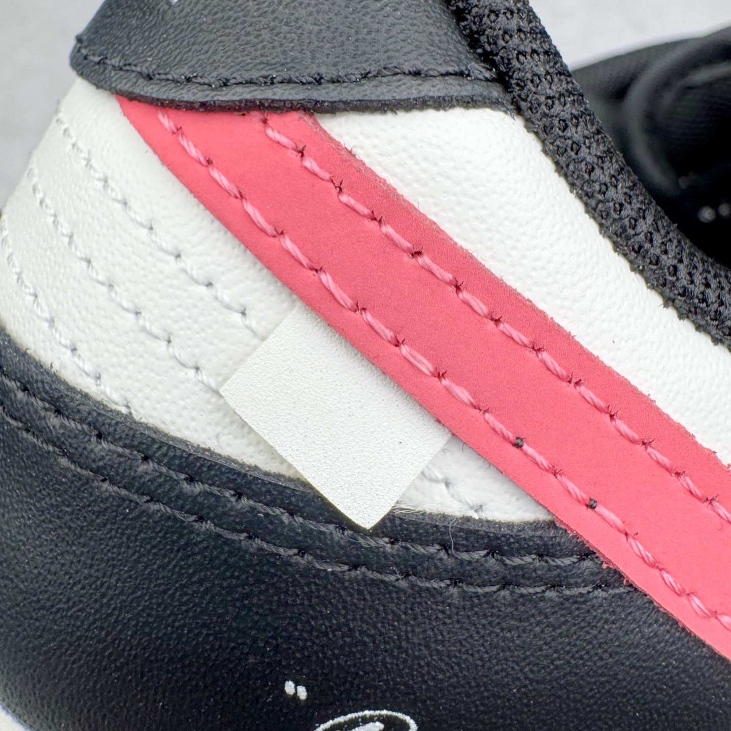 图片[16]-＃YC纯原 NK Dunk Low 黑莓粉黛 BP0518-093 当极简黑白遇见悸动粉黛，经典轮廓化身甜酷宣言，一抹温柔粉黛跃上Swoosh，如黑莓丛中绽开的绯色浪漫，甜酷交织，瞬间点亮视觉焦点。侧身「Remake」铭刻叛逆诗意，让经典重生为专属你的风格符号。从晨间咖啡馆到霓虹夜街头，以脚步书写浪漫叙事，穿搭自显高级存在感。定制系列天花板 无原鞋不开发 全系列得物原鞋一比一校对开发 配色持续更新中 终端对接 优势输出 全套原厂楦头原纸板数据档案倾力打造 原汁原味莞产 极致还原 圈内最强针车工艺 高端零售指定版 广东原厂配套原盒原标 鞋盒分三个尺码段 原厂冲刀 超高清洁度 全鞋零毛边皮料切割 采用原厂百宏鞋带以及原厂百宏织唛舌标 内标可供原厂几率过验 进口原装条纹中底布 四线拉帮白色点胶 原厂拉帮手法遵循公司 原厂电绣 极致还原 尺码：36 36.5 37.5 38 38.5 39 40 40.5 41 42 42.5 43 44 44.5 45 46-选品中心