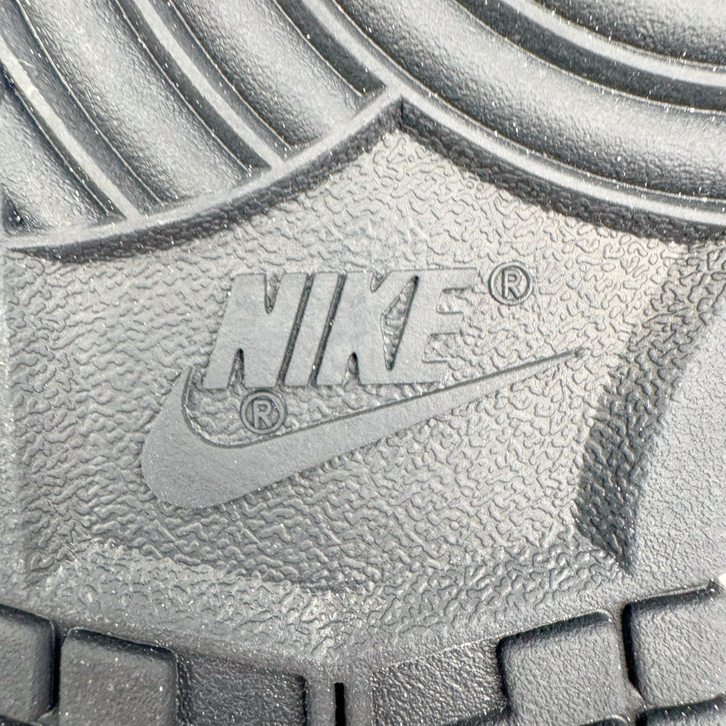 图片[21]-＃YC纯原 NK Dunk Low 黑莓粉黛 BP0518-093 当极简黑白遇见悸动粉黛，经典轮廓化身甜酷宣言，一抹温柔粉黛跃上Swoosh，如黑莓丛中绽开的绯色浪漫，甜酷交织，瞬间点亮视觉焦点。侧身「Remake」铭刻叛逆诗意，让经典重生为专属你的风格符号。从晨间咖啡馆到霓虹夜街头，以脚步书写浪漫叙事，穿搭自显高级存在感。定制系列天花板 无原鞋不开发 全系列得物原鞋一比一校对开发 配色持续更新中 终端对接 优势输出 全套原厂楦头原纸板数据档案倾力打造 原汁原味莞产 极致还原 圈内最强针车工艺 高端零售指定版 广东原厂配套原盒原标 鞋盒分三个尺码段 原厂冲刀 超高清洁度 全鞋零毛边皮料切割 采用原厂百宏鞋带以及原厂百宏织唛舌标 内标可供原厂几率过验 进口原装条纹中底布 四线拉帮白色点胶 原厂拉帮手法遵循公司 原厂电绣 极致还原 尺码：36 36.5 37.5 38 38.5 39 40 40.5 41 42 42.5 43 44 44.5 45 46-选品中心