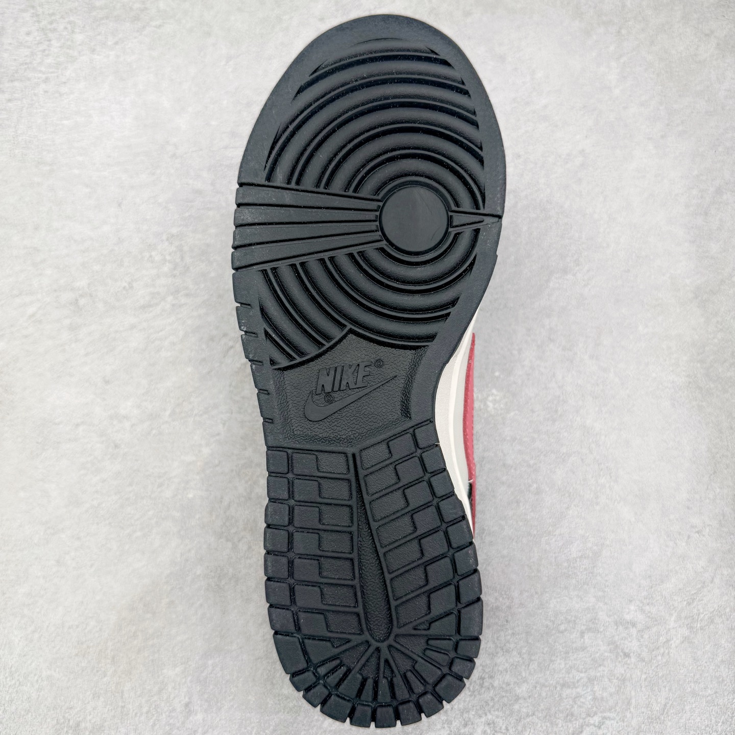 图片[9]-＃YC纯原 NK Dunk Low 黑莓粉黛 BP0518-093 当极简黑白遇见悸动粉黛，经典轮廓化身甜酷宣言，一抹温柔粉黛跃上Swoosh，如黑莓丛中绽开的绯色浪漫，甜酷交织，瞬间点亮视觉焦点。侧身「Remake」铭刻叛逆诗意，让经典重生为专属你的风格符号。从晨间咖啡馆到霓虹夜街头，以脚步书写浪漫叙事，穿搭自显高级存在感。定制系列天花板 无原鞋不开发 全系列得物原鞋一比一校对开发 配色持续更新中 终端对接 优势输出 全套原厂楦头原纸板数据档案倾力打造 原汁原味莞产 极致还原 圈内最强针车工艺 高端零售指定版 广东原厂配套原盒原标 鞋盒分三个尺码段 原厂冲刀 超高清洁度 全鞋零毛边皮料切割 采用原厂百宏鞋带以及原厂百宏织唛舌标 内标可供原厂几率过验 进口原装条纹中底布 四线拉帮白色点胶 原厂拉帮手法遵循公司 原厂电绣 极致还原 尺码：36 36.5 37.5 38 38.5 39 40 40.5 41 42 42.5 43 44 44.5 45 46-选品中心