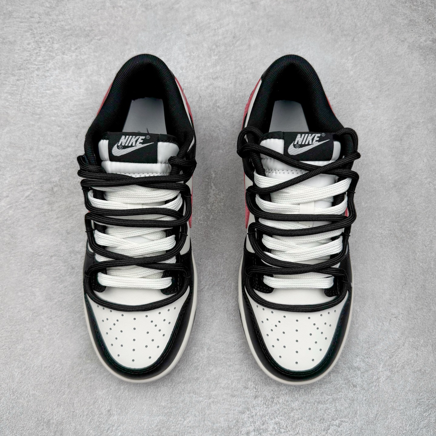 图片[2]-＃YC纯原 NK Dunk Low 黑莓粉黛 BP0518-093 当极简黑白遇见悸动粉黛，经典轮廓化身甜酷宣言，一抹温柔粉黛跃上Swoosh，如黑莓丛中绽开的绯色浪漫，甜酷交织，瞬间点亮视觉焦点。侧身「Remake」铭刻叛逆诗意，让经典重生为专属你的风格符号。从晨间咖啡馆到霓虹夜街头，以脚步书写浪漫叙事，穿搭自显高级存在感。定制系列天花板 无原鞋不开发 全系列得物原鞋一比一校对开发 配色持续更新中 终端对接 优势输出 全套原厂楦头原纸板数据档案倾力打造 原汁原味莞产 极致还原 圈内最强针车工艺 高端零售指定版 广东原厂配套原盒原标 鞋盒分三个尺码段 原厂冲刀 超高清洁度 全鞋零毛边皮料切割 采用原厂百宏鞋带以及原厂百宏织唛舌标 内标可供原厂几率过验 进口原装条纹中底布 四线拉帮白色点胶 原厂拉帮手法遵循公司 原厂电绣 极致还原 尺码：36 36.5 37.5 38 38.5 39 40 40.5 41 42 42.5 43 44 44.5 45 46-选品中心