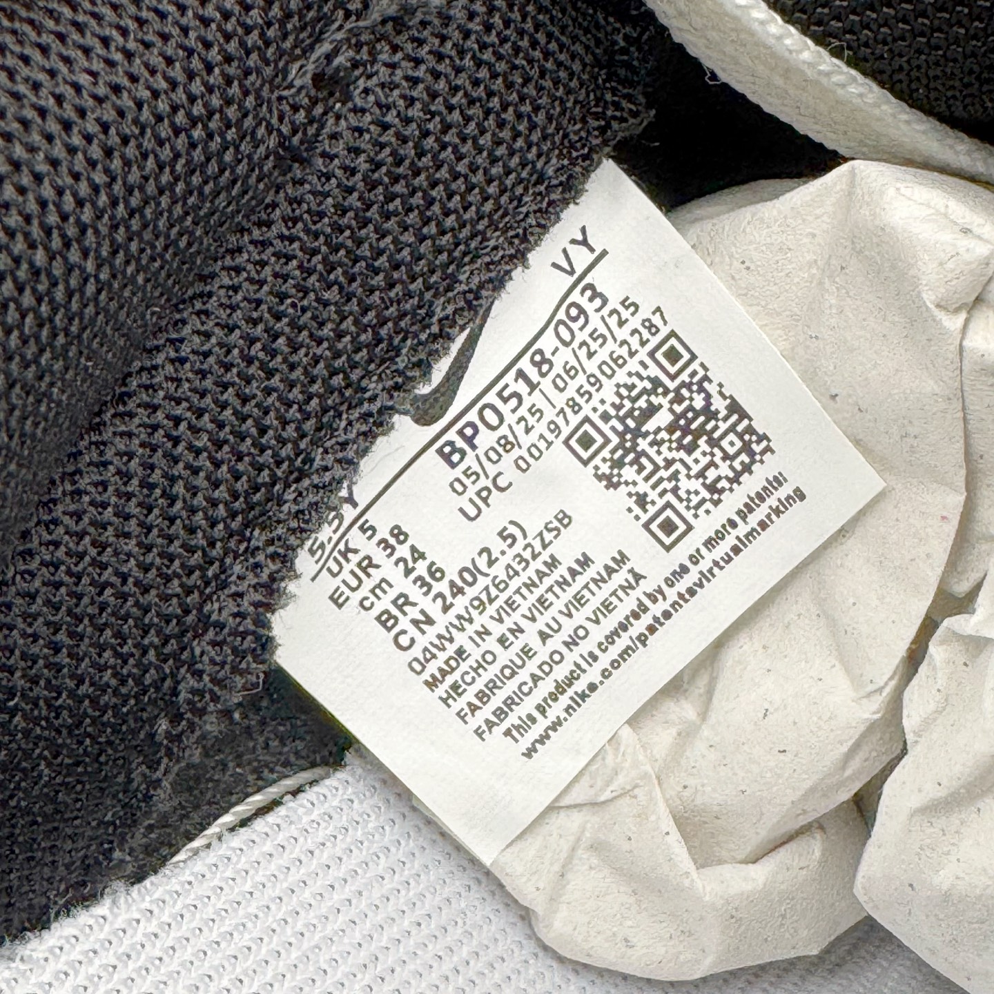 图片[12]-＃YC纯原 NK Dunk Low 黑莓粉黛 BP0518-093 当极简黑白遇见悸动粉黛，经典轮廓化身甜酷宣言，一抹温柔粉黛跃上Swoosh，如黑莓丛中绽开的绯色浪漫，甜酷交织，瞬间点亮视觉焦点。侧身「Remake」铭刻叛逆诗意，让经典重生为专属你的风格符号。从晨间咖啡馆到霓虹夜街头，以脚步书写浪漫叙事，穿搭自显高级存在感。定制系列天花板 无原鞋不开发 全系列得物原鞋一比一校对开发 配色持续更新中 终端对接 优势输出 全套原厂楦头原纸板数据档案倾力打造 原汁原味莞产 极致还原 圈内最强针车工艺 高端零售指定版 广东原厂配套原盒原标 鞋盒分三个尺码段 原厂冲刀 超高清洁度 全鞋零毛边皮料切割 采用原厂百宏鞋带以及原厂百宏织唛舌标 内标可供原厂几率过验 进口原装条纹中底布 四线拉帮白色点胶 原厂拉帮手法遵循公司 原厂电绣 极致还原 尺码：36 36.5 37.5 38 38.5 39 40 40.5 41 42 42.5 43 44 44.5 45 46-选品中心