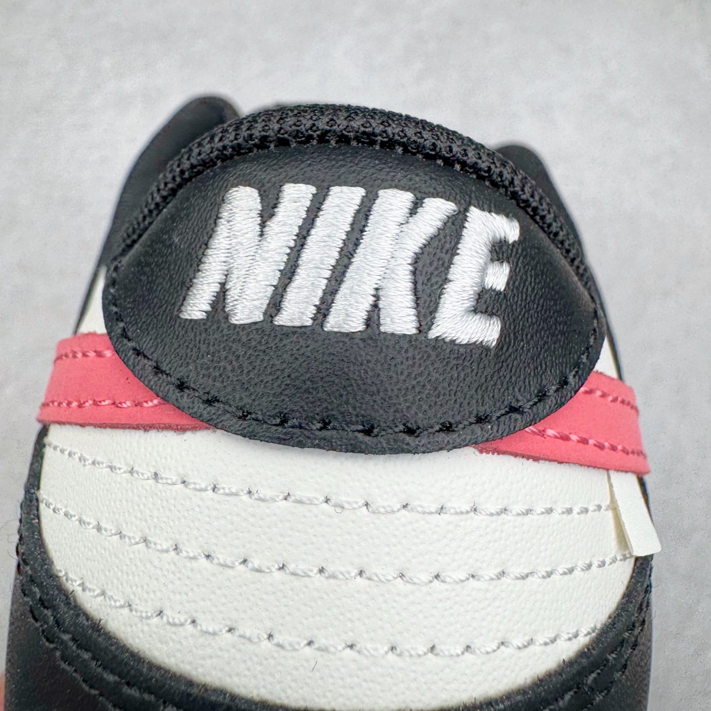 图片[15]-＃YC纯原 NK Dunk Low 黑莓粉黛 BP0518-093 当极简黑白遇见悸动粉黛，经典轮廓化身甜酷宣言，一抹温柔粉黛跃上Swoosh，如黑莓丛中绽开的绯色浪漫，甜酷交织，瞬间点亮视觉焦点。侧身「Remake」铭刻叛逆诗意，让经典重生为专属你的风格符号。从晨间咖啡馆到霓虹夜街头，以脚步书写浪漫叙事，穿搭自显高级存在感。定制系列天花板 无原鞋不开发 全系列得物原鞋一比一校对开发 配色持续更新中 终端对接 优势输出 全套原厂楦头原纸板数据档案倾力打造 原汁原味莞产 极致还原 圈内最强针车工艺 高端零售指定版 广东原厂配套原盒原标 鞋盒分三个尺码段 原厂冲刀 超高清洁度 全鞋零毛边皮料切割 采用原厂百宏鞋带以及原厂百宏织唛舌标 内标可供原厂几率过验 进口原装条纹中底布 四线拉帮白色点胶 原厂拉帮手法遵循公司 原厂电绣 极致还原 尺码：36 36.5 37.5 38 38.5 39 40 40.5 41 42 42.5 43 44 44.5 45 46-选品中心