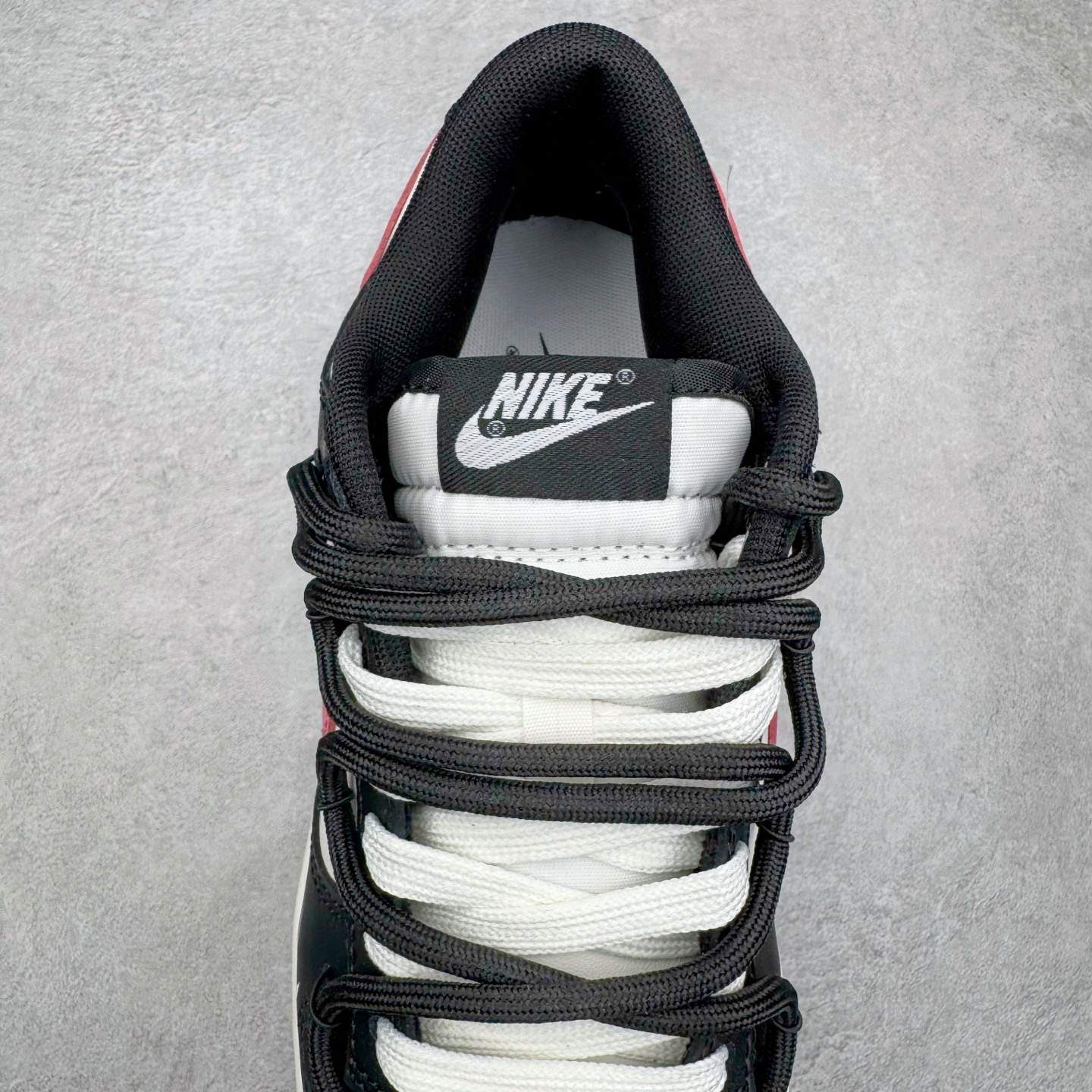 图片[5]-＃YC纯原 NK Dunk Low 黑莓粉黛 BP0518-093 当极简黑白遇见悸动粉黛，经典轮廓化身甜酷宣言，一抹温柔粉黛跃上Swoosh，如黑莓丛中绽开的绯色浪漫，甜酷交织，瞬间点亮视觉焦点。侧身「Remake」铭刻叛逆诗意，让经典重生为专属你的风格符号。从晨间咖啡馆到霓虹夜街头，以脚步书写浪漫叙事，穿搭自显高级存在感。定制系列天花板 无原鞋不开发 全系列得物原鞋一比一校对开发 配色持续更新中 终端对接 优势输出 全套原厂楦头原纸板数据档案倾力打造 原汁原味莞产 极致还原 圈内最强针车工艺 高端零售指定版 广东原厂配套原盒原标 鞋盒分三个尺码段 原厂冲刀 超高清洁度 全鞋零毛边皮料切割 采用原厂百宏鞋带以及原厂百宏织唛舌标 内标可供原厂几率过验 进口原装条纹中底布 四线拉帮白色点胶 原厂拉帮手法遵循公司 原厂电绣 极致还原 尺码：36 36.5 37.5 38 38.5 39 40 40.5 41 42 42.5 43 44 44.5 45 46-选品中心