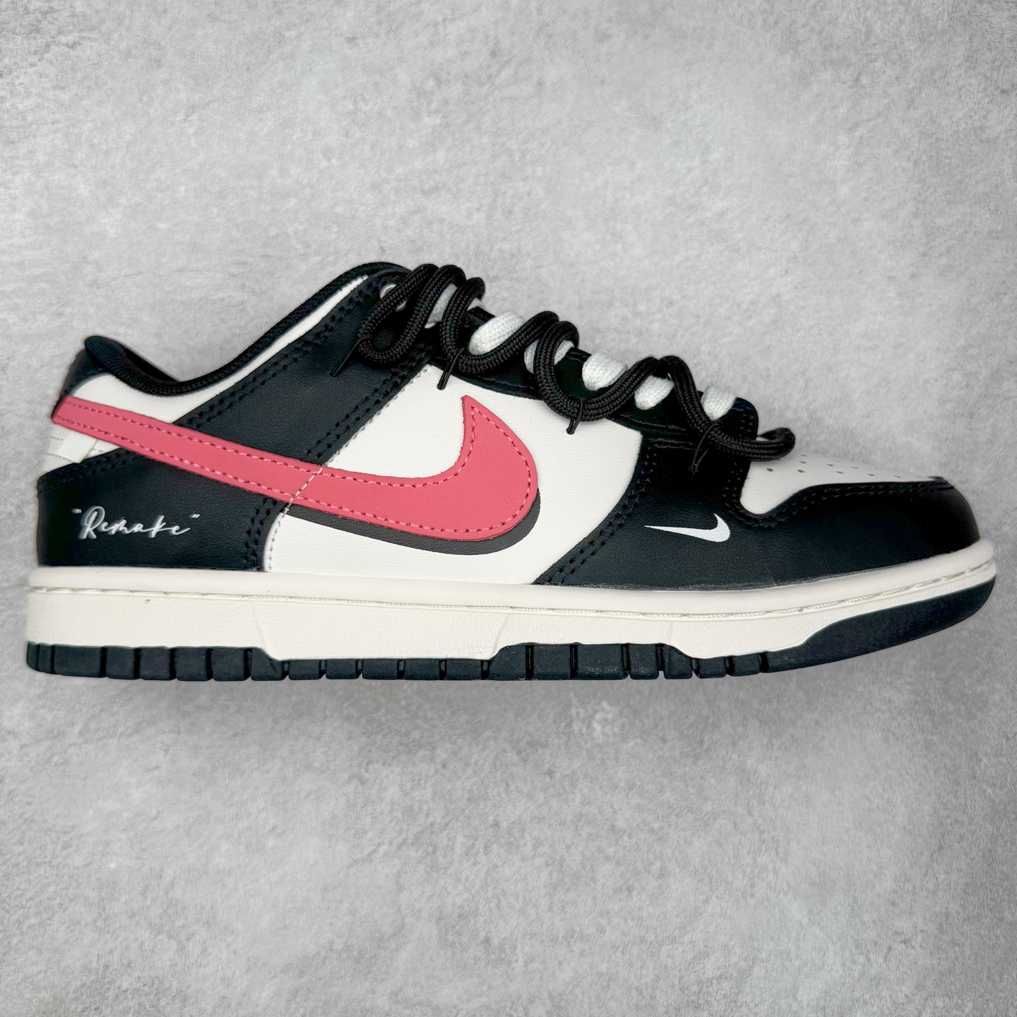 ＃YC纯原 NK Dunk Low 黑莓粉黛 BP0518-093 当极简黑白遇见悸动粉黛，经典轮廓化身甜酷宣言，一抹温柔粉黛跃上Swoosh，如黑莓丛中绽开的绯色浪漫，甜酷交织，瞬间点亮视觉焦点。侧身「Remake」铭刻叛逆诗意，让经典重生为专属你的风格符号。从晨间咖啡馆到霓虹夜街头，以脚步书写浪漫叙事，穿搭自显高级存在感。定制系列天花板 无原鞋不开发 全系列得物原鞋一比一校对开发 配色持续更新中 终端对接 优势输出 全套原厂楦头原纸板数据档案倾力打造 原汁原味莞产 极致还原 圈内最强针车工艺 高端零售指定版 广东原厂配套原盒原标 鞋盒分三个尺码段 原厂冲刀 超高清洁度 全鞋零毛边皮料切割 采用原厂百宏鞋带以及原厂百宏织唛舌标 内标可供原厂几率过验 进口原装条纹中底布 四线拉帮白色点胶 原厂拉帮手法遵循公司 原厂电绣 极致还原 尺码：36 36.5 37.5 38 38.5 39 40 40.5 41 42 42.5 43 44 44.5 45 46-选品中心