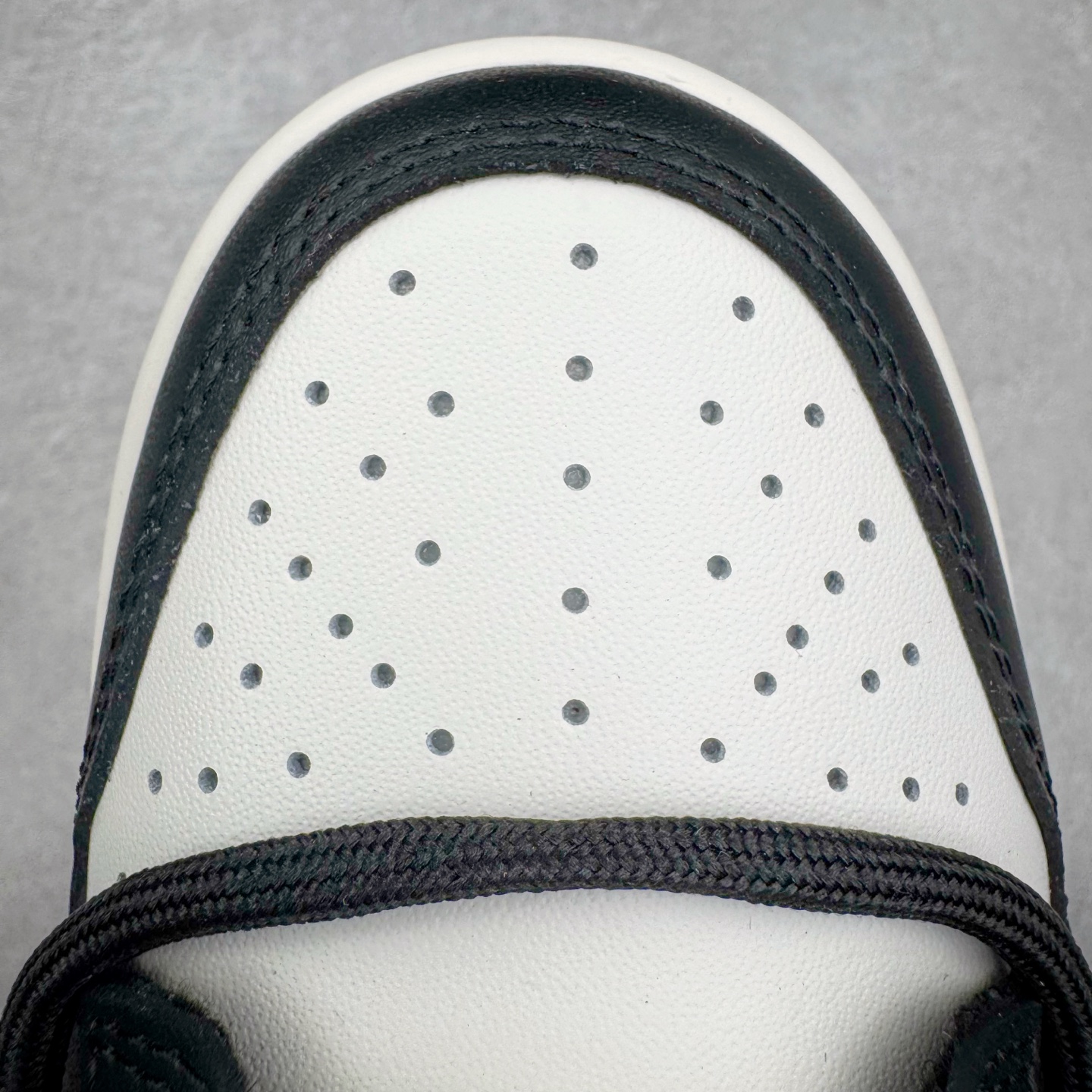 图片[14]-＃YC纯原 NK Dunk Low 黑莓粉黛 BP0518-093 当极简黑白遇见悸动粉黛，经典轮廓化身甜酷宣言，一抹温柔粉黛跃上Swoosh，如黑莓丛中绽开的绯色浪漫，甜酷交织，瞬间点亮视觉焦点。侧身「Remake」铭刻叛逆诗意，让经典重生为专属你的风格符号。从晨间咖啡馆到霓虹夜街头，以脚步书写浪漫叙事，穿搭自显高级存在感。定制系列天花板 无原鞋不开发 全系列得物原鞋一比一校对开发 配色持续更新中 终端对接 优势输出 全套原厂楦头原纸板数据档案倾力打造 原汁原味莞产 极致还原 圈内最强针车工艺 高端零售指定版 广东原厂配套原盒原标 鞋盒分三个尺码段 原厂冲刀 超高清洁度 全鞋零毛边皮料切割 采用原厂百宏鞋带以及原厂百宏织唛舌标 内标可供原厂几率过验 进口原装条纹中底布 四线拉帮白色点胶 原厂拉帮手法遵循公司 原厂电绣 极致还原 尺码：36 36.5 37.5 38 38.5 39 40 40.5 41 42 42.5 43 44 44.5 45 46-选品中心