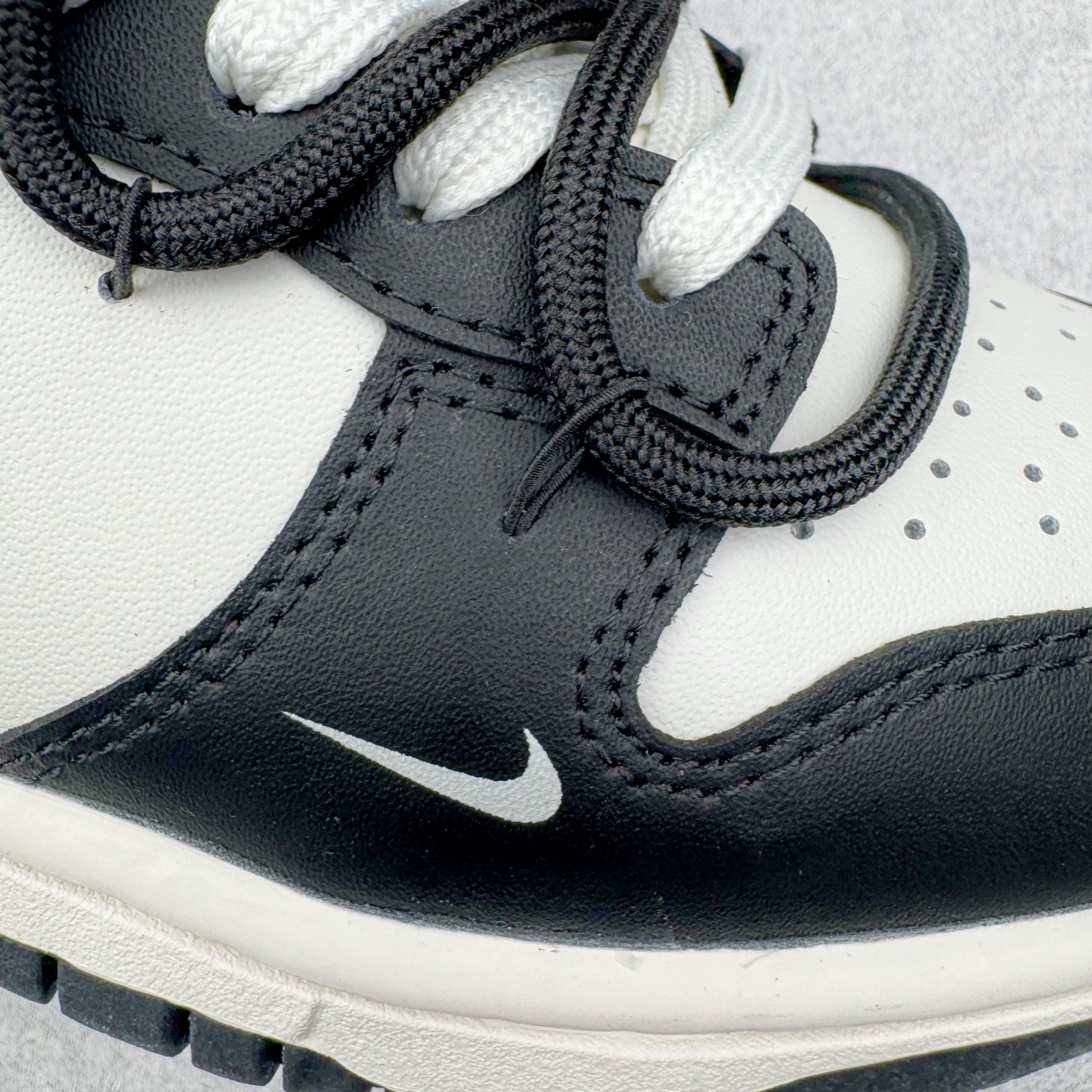 图片[20]-＃YC纯原 NK Dunk Low 黑莓粉黛 BP0518-093 当极简黑白遇见悸动粉黛，经典轮廓化身甜酷宣言，一抹温柔粉黛跃上Swoosh，如黑莓丛中绽开的绯色浪漫，甜酷交织，瞬间点亮视觉焦点。侧身「Remake」铭刻叛逆诗意，让经典重生为专属你的风格符号。从晨间咖啡馆到霓虹夜街头，以脚步书写浪漫叙事，穿搭自显高级存在感。定制系列天花板 无原鞋不开发 全系列得物原鞋一比一校对开发 配色持续更新中 终端对接 优势输出 全套原厂楦头原纸板数据档案倾力打造 原汁原味莞产 极致还原 圈内最强针车工艺 高端零售指定版 广东原厂配套原盒原标 鞋盒分三个尺码段 原厂冲刀 超高清洁度 全鞋零毛边皮料切割 采用原厂百宏鞋带以及原厂百宏织唛舌标 内标可供原厂几率过验 进口原装条纹中底布 四线拉帮白色点胶 原厂拉帮手法遵循公司 原厂电绣 极致还原 尺码：36 36.5 37.5 38 38.5 39 40 40.5 41 42 42.5 43 44 44.5 45 46-选品中心