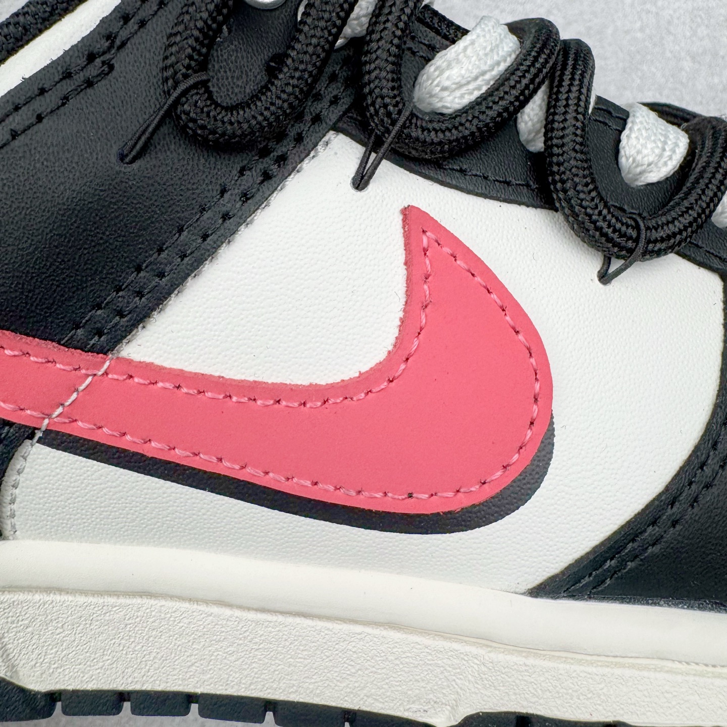 图片[19]-＃YC纯原 NK Dunk Low 黑莓粉黛 BP0518-093 当极简黑白遇见悸动粉黛，经典轮廓化身甜酷宣言，一抹温柔粉黛跃上Swoosh，如黑莓丛中绽开的绯色浪漫，甜酷交织，瞬间点亮视觉焦点。侧身「Remake」铭刻叛逆诗意，让经典重生为专属你的风格符号。从晨间咖啡馆到霓虹夜街头，以脚步书写浪漫叙事，穿搭自显高级存在感。定制系列天花板 无原鞋不开发 全系列得物原鞋一比一校对开发 配色持续更新中 终端对接 优势输出 全套原厂楦头原纸板数据档案倾力打造 原汁原味莞产 极致还原 圈内最强针车工艺 高端零售指定版 广东原厂配套原盒原标 鞋盒分三个尺码段 原厂冲刀 超高清洁度 全鞋零毛边皮料切割 采用原厂百宏鞋带以及原厂百宏织唛舌标 内标可供原厂几率过验 进口原装条纹中底布 四线拉帮白色点胶 原厂拉帮手法遵循公司 原厂电绣 极致还原 尺码：36 36.5 37.5 38 38.5 39 40 40.5 41 42 42.5 43 44 44.5 45 46-选品中心