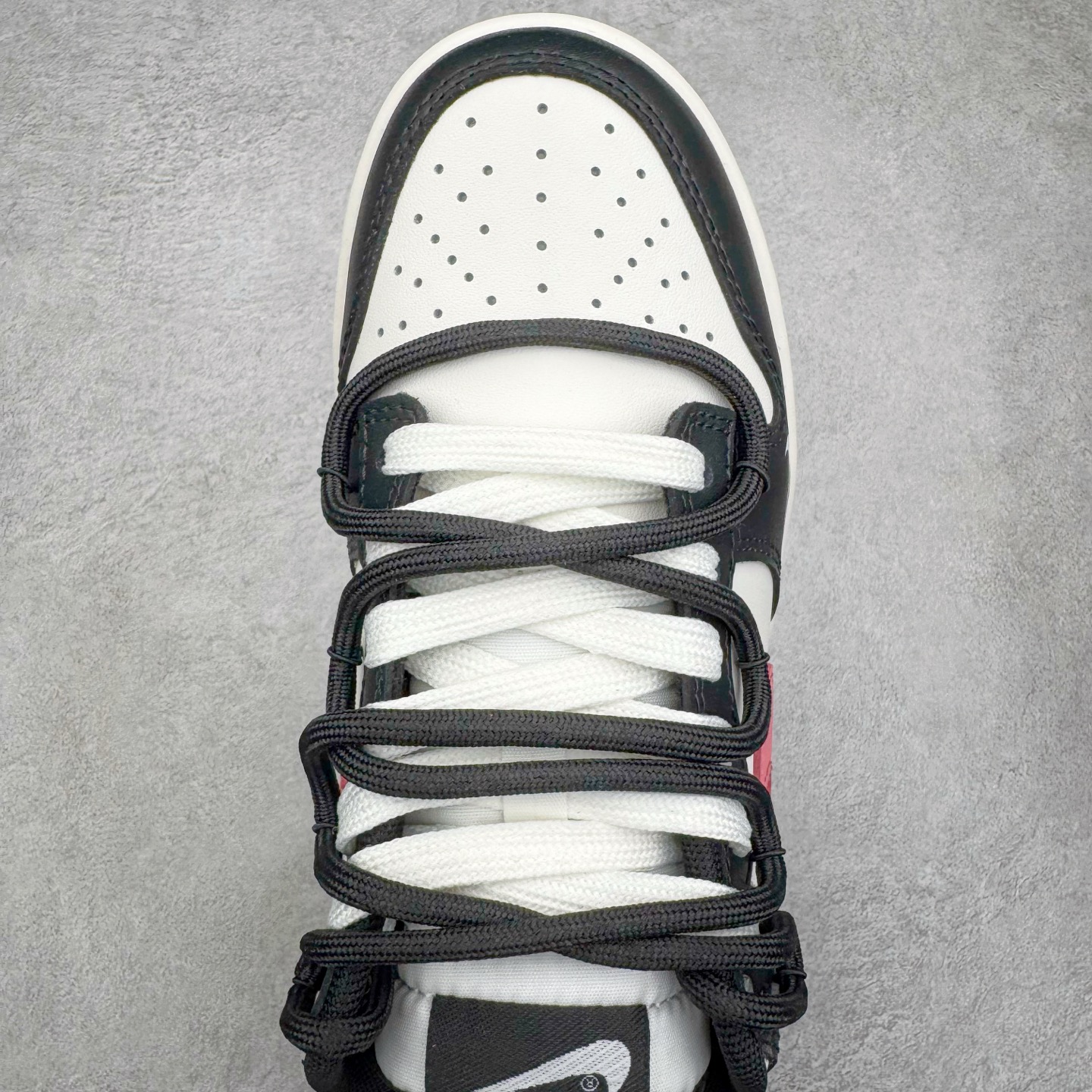 图片[4]-＃YC纯原 NK Dunk Low 黑莓粉黛 BP0518-093 当极简黑白遇见悸动粉黛，经典轮廓化身甜酷宣言，一抹温柔粉黛跃上Swoosh，如黑莓丛中绽开的绯色浪漫，甜酷交织，瞬间点亮视觉焦点。侧身「Remake」铭刻叛逆诗意，让经典重生为专属你的风格符号。从晨间咖啡馆到霓虹夜街头，以脚步书写浪漫叙事，穿搭自显高级存在感。定制系列天花板 无原鞋不开发 全系列得物原鞋一比一校对开发 配色持续更新中 终端对接 优势输出 全套原厂楦头原纸板数据档案倾力打造 原汁原味莞产 极致还原 圈内最强针车工艺 高端零售指定版 广东原厂配套原盒原标 鞋盒分三个尺码段 原厂冲刀 超高清洁度 全鞋零毛边皮料切割 采用原厂百宏鞋带以及原厂百宏织唛舌标 内标可供原厂几率过验 进口原装条纹中底布 四线拉帮白色点胶 原厂拉帮手法遵循公司 原厂电绣 极致还原 尺码：36 36.5 37.5 38 38.5 39 40 40.5 41 42 42.5 43 44 44.5 45 46-选品中心