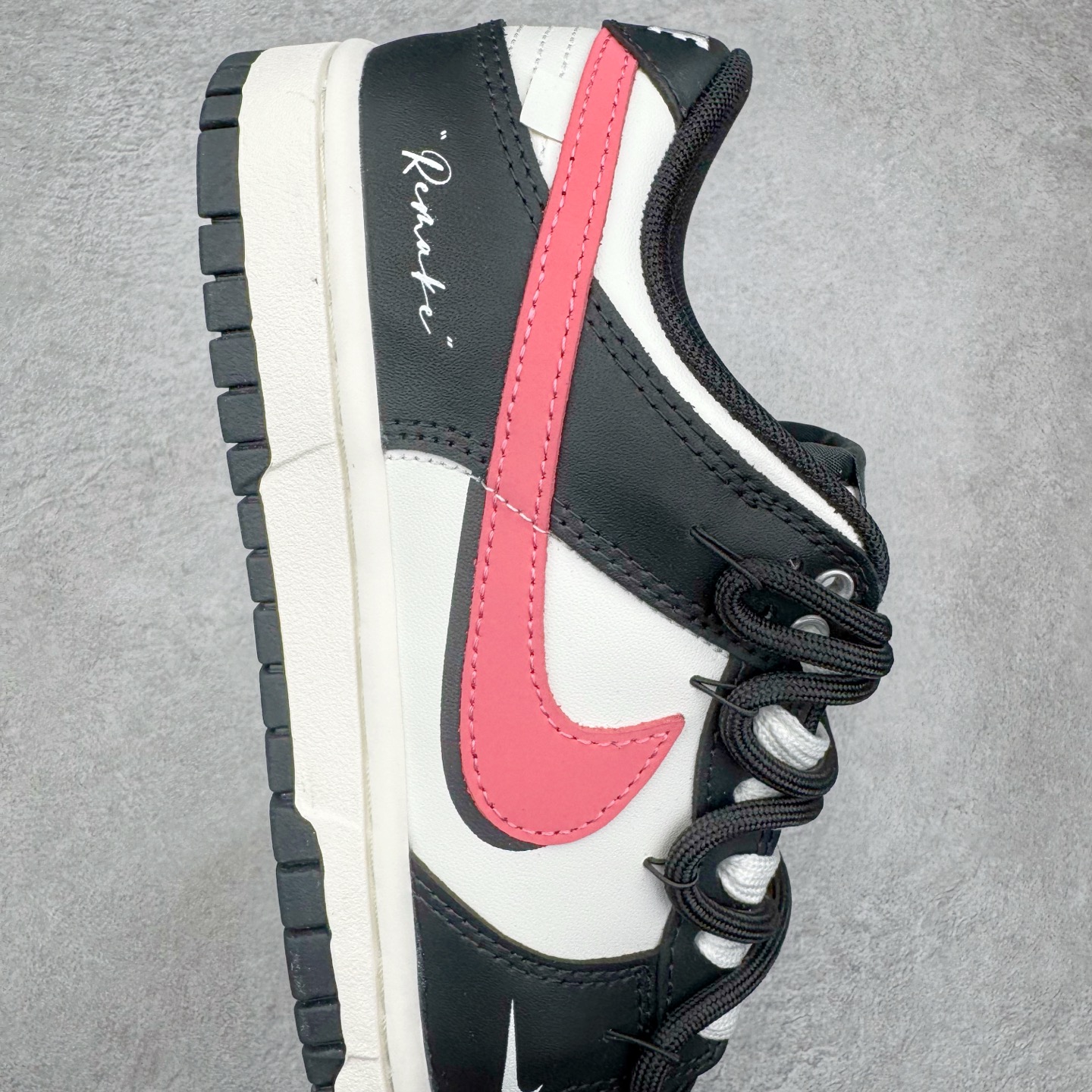 图片[6]-＃YC纯原 NK Dunk Low 黑莓粉黛 BP0518-093 当极简黑白遇见悸动粉黛，经典轮廓化身甜酷宣言，一抹温柔粉黛跃上Swoosh，如黑莓丛中绽开的绯色浪漫，甜酷交织，瞬间点亮视觉焦点。侧身「Remake」铭刻叛逆诗意，让经典重生为专属你的风格符号。从晨间咖啡馆到霓虹夜街头，以脚步书写浪漫叙事，穿搭自显高级存在感。定制系列天花板 无原鞋不开发 全系列得物原鞋一比一校对开发 配色持续更新中 终端对接 优势输出 全套原厂楦头原纸板数据档案倾力打造 原汁原味莞产 极致还原 圈内最强针车工艺 高端零售指定版 广东原厂配套原盒原标 鞋盒分三个尺码段 原厂冲刀 超高清洁度 全鞋零毛边皮料切割 采用原厂百宏鞋带以及原厂百宏织唛舌标 内标可供原厂几率过验 进口原装条纹中底布 四线拉帮白色点胶 原厂拉帮手法遵循公司 原厂电绣 极致还原 尺码：36 36.5 37.5 38 38.5 39 40 40.5 41 42 42.5 43 44 44.5 45 46-选品中心