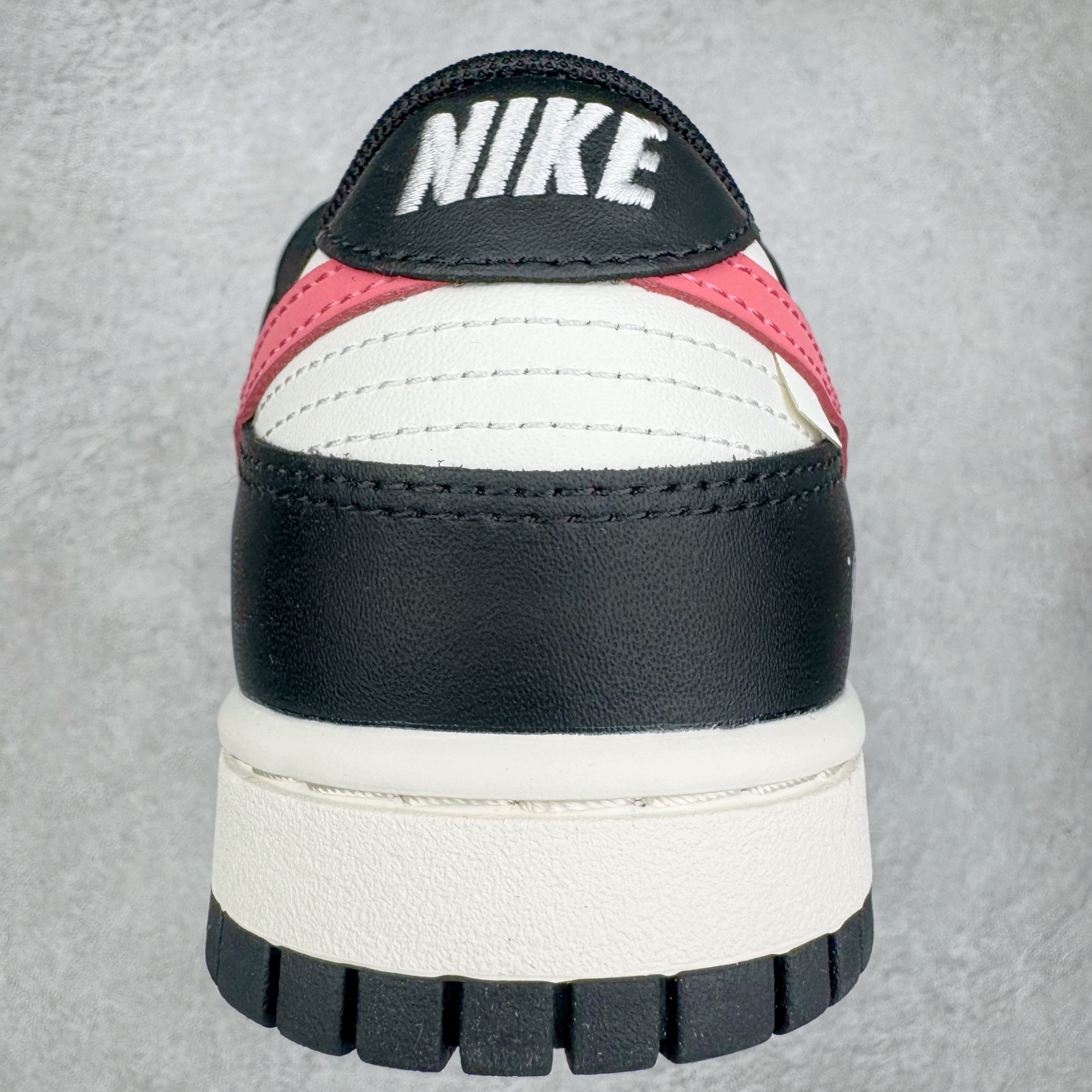 图片[8]-＃YC纯原 NK Dunk Low 黑莓粉黛 BP0518-093 当极简黑白遇见悸动粉黛，经典轮廓化身甜酷宣言，一抹温柔粉黛跃上Swoosh，如黑莓丛中绽开的绯色浪漫，甜酷交织，瞬间点亮视觉焦点。侧身「Remake」铭刻叛逆诗意，让经典重生为专属你的风格符号。从晨间咖啡馆到霓虹夜街头，以脚步书写浪漫叙事，穿搭自显高级存在感。定制系列天花板 无原鞋不开发 全系列得物原鞋一比一校对开发 配色持续更新中 终端对接 优势输出 全套原厂楦头原纸板数据档案倾力打造 原汁原味莞产 极致还原 圈内最强针车工艺 高端零售指定版 广东原厂配套原盒原标 鞋盒分三个尺码段 原厂冲刀 超高清洁度 全鞋零毛边皮料切割 采用原厂百宏鞋带以及原厂百宏织唛舌标 内标可供原厂几率过验 进口原装条纹中底布 四线拉帮白色点胶 原厂拉帮手法遵循公司 原厂电绣 极致还原 尺码：36 36.5 37.5 38 38.5 39 40 40.5 41 42 42.5 43 44 44.5 45 46-选品中心