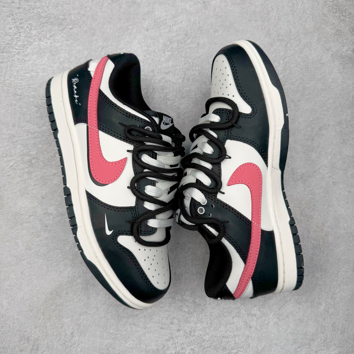 图片[3]-＃YC纯原 NK Dunk Low 黑莓粉黛 BP0518-093 当极简黑白遇见悸动粉黛，经典轮廓化身甜酷宣言，一抹温柔粉黛跃上Swoosh，如黑莓丛中绽开的绯色浪漫，甜酷交织，瞬间点亮视觉焦点。侧身「Remake」铭刻叛逆诗意，让经典重生为专属你的风格符号。从晨间咖啡馆到霓虹夜街头，以脚步书写浪漫叙事，穿搭自显高级存在感。定制系列天花板 无原鞋不开发 全系列得物原鞋一比一校对开发 配色持续更新中 终端对接 优势输出 全套原厂楦头原纸板数据档案倾力打造 原汁原味莞产 极致还原 圈内最强针车工艺 高端零售指定版 广东原厂配套原盒原标 鞋盒分三个尺码段 原厂冲刀 超高清洁度 全鞋零毛边皮料切割 采用原厂百宏鞋带以及原厂百宏织唛舌标 内标可供原厂几率过验 进口原装条纹中底布 四线拉帮白色点胶 原厂拉帮手法遵循公司 原厂电绣 极致还原 尺码：36 36.5 37.5 38 38.5 39 40 40.5 41 42 42.5 43 44 44.5 45 46-选品中心