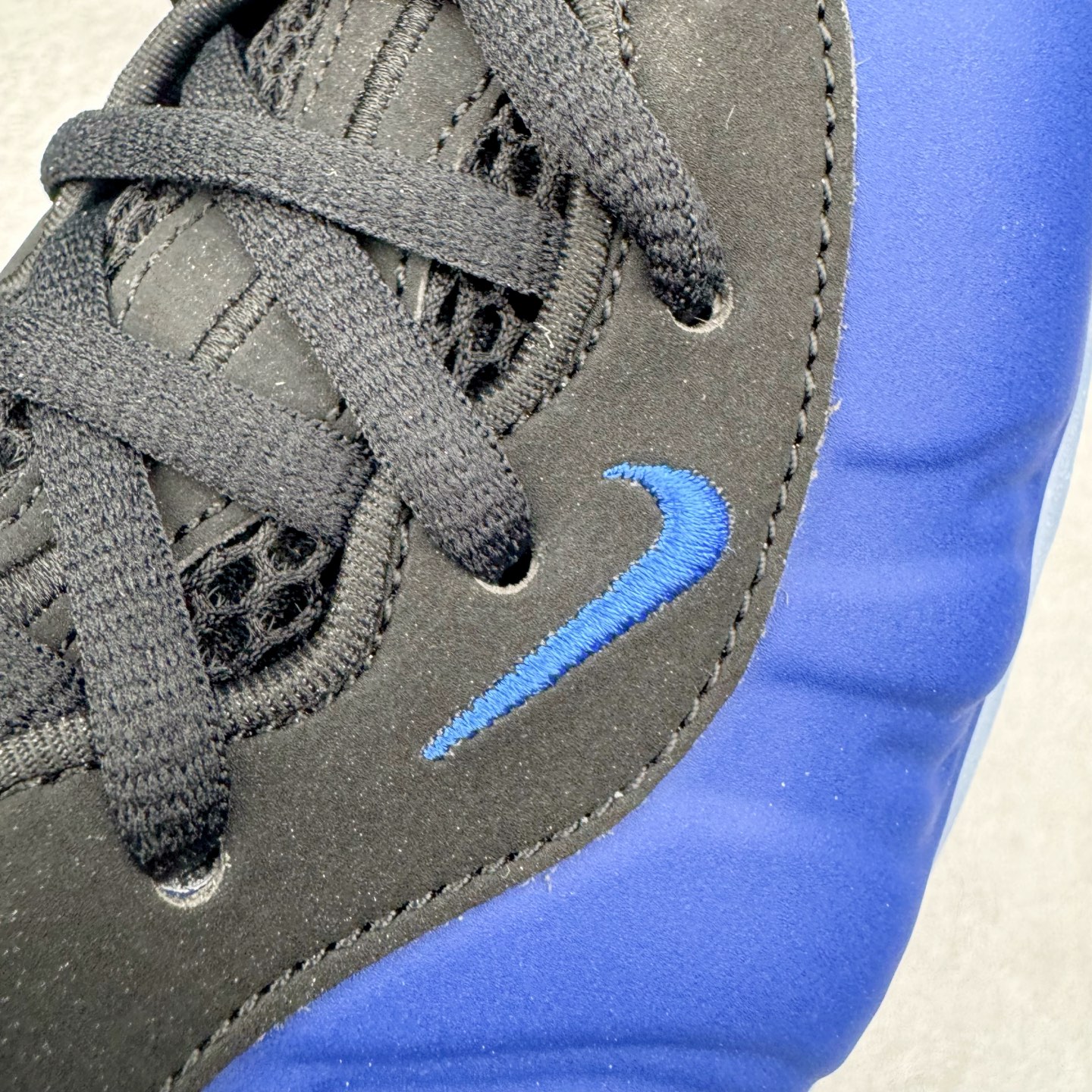 图片[14]-NK Air Foamposite Pro 宝蓝喷 HJ5195-400 莞产原底面 公司渠道同模具 鞋型发泡360度无死角 双层Zoom气垫植入 中底完美注胶 搭载原厂碳纤维材质 诞生于1997年的NK Air Foamposite系列可以说是整个球鞋历史上最为经典的系列之一 也就是我们常说的“喷”和“泡” 其中“喷”由Foamposite One代言人Penny的英文音译而来 而“泡”则来源于另一款鞋型 Foamposite Pro中\\\”pro\\\”的音译 在诞生初期 由于高昂的造价以及超前的外形 Foamposite系列的反对者不在少数 甚至有人认为这款鞋会毁掉整个球鞋行业 但事实证明这双灵感来自于甲虫 自带“黑科技”鞋面以及双层Zoom+大块碳板的太空球鞋不仅受到了大众的接受与追捧 并且成功的影响了篮球鞋的发展 尺码：38.5 39 40 40.5 41 42 42.5 43 44 44.5 45 46-选品中心