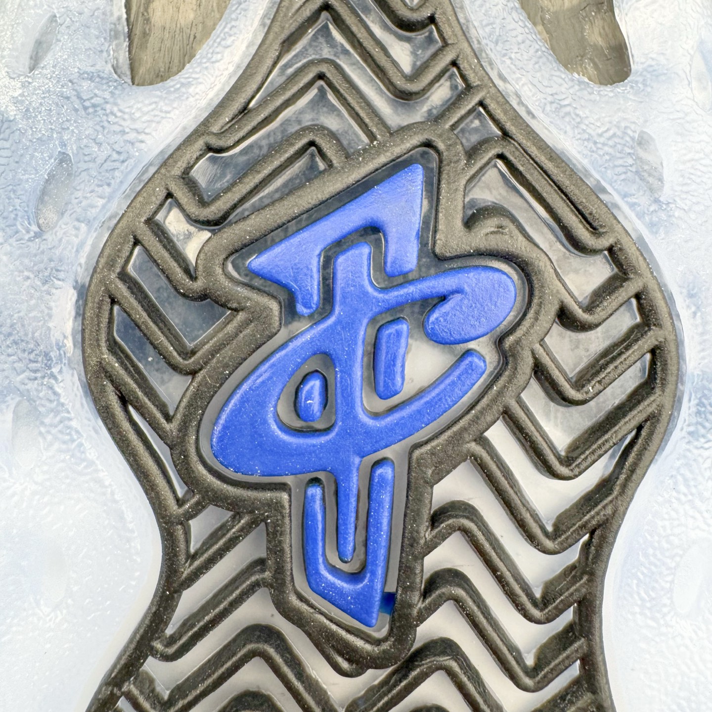 图片[18]-NK Air Foamposite Pro 宝蓝喷 HJ5195-400 莞产原底面 公司渠道同模具 鞋型发泡360度无死角 双层Zoom气垫植入 中底完美注胶 搭载原厂碳纤维材质 诞生于1997年的NK Air Foamposite系列可以说是整个球鞋历史上最为经典的系列之一 也就是我们常说的“喷”和“泡” 其中“喷”由Foamposite One代言人Penny的英文音译而来 而“泡”则来源于另一款鞋型 Foamposite Pro中\\\”pro\\\”的音译 在诞生初期 由于高昂的造价以及超前的外形 Foamposite系列的反对者不在少数 甚至有人认为这款鞋会毁掉整个球鞋行业 但事实证明这双灵感来自于甲虫 自带“黑科技”鞋面以及双层Zoom+大块碳板的太空球鞋不仅受到了大众的接受与追捧 并且成功的影响了篮球鞋的发展 尺码：38.5 39 40 40.5 41 42 42.5 43 44 44.5 45 46-选品中心